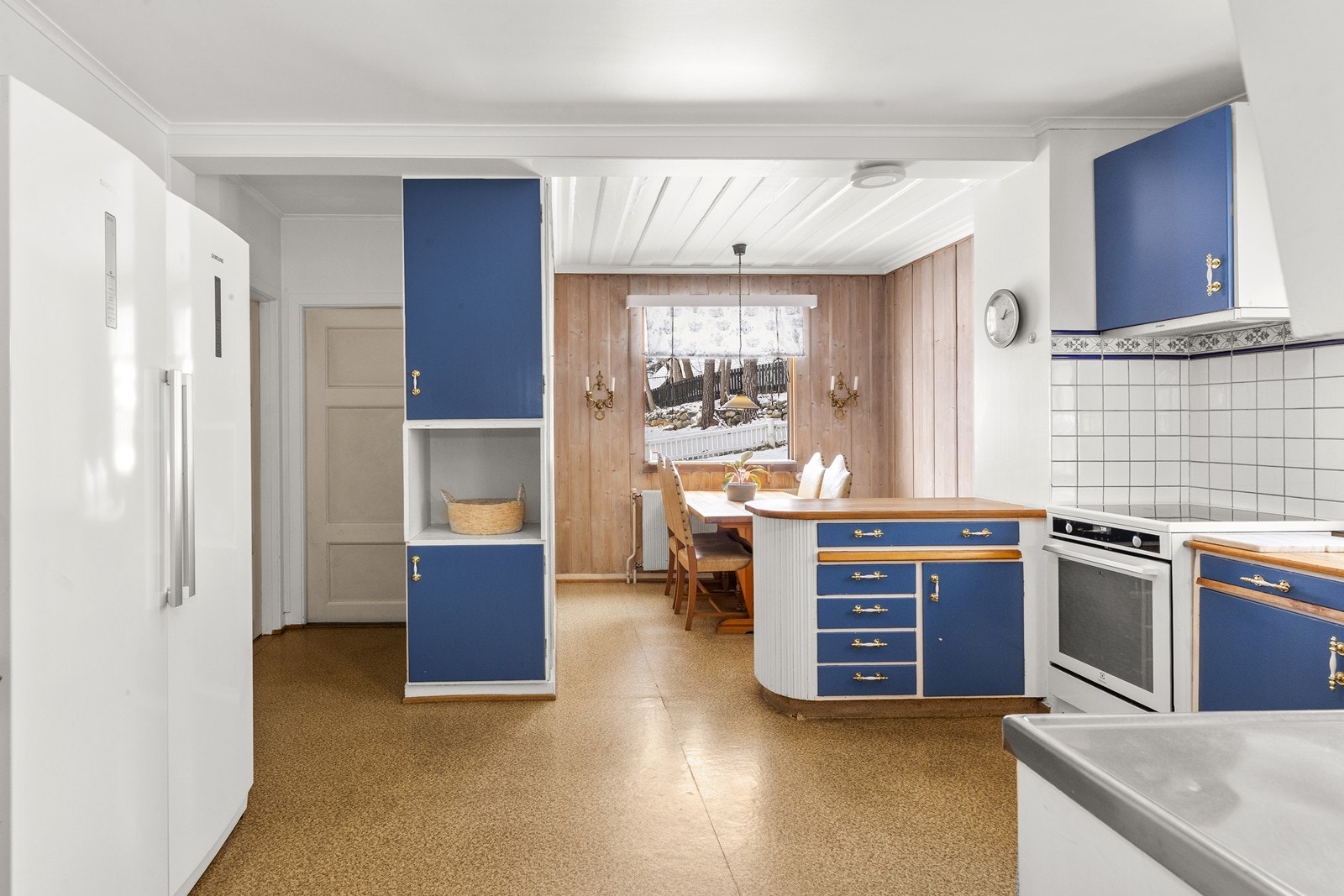 Kjøkkenet i første etasje har en innredning med malte, slette fronter og heltre benkeplater. Galleribilde