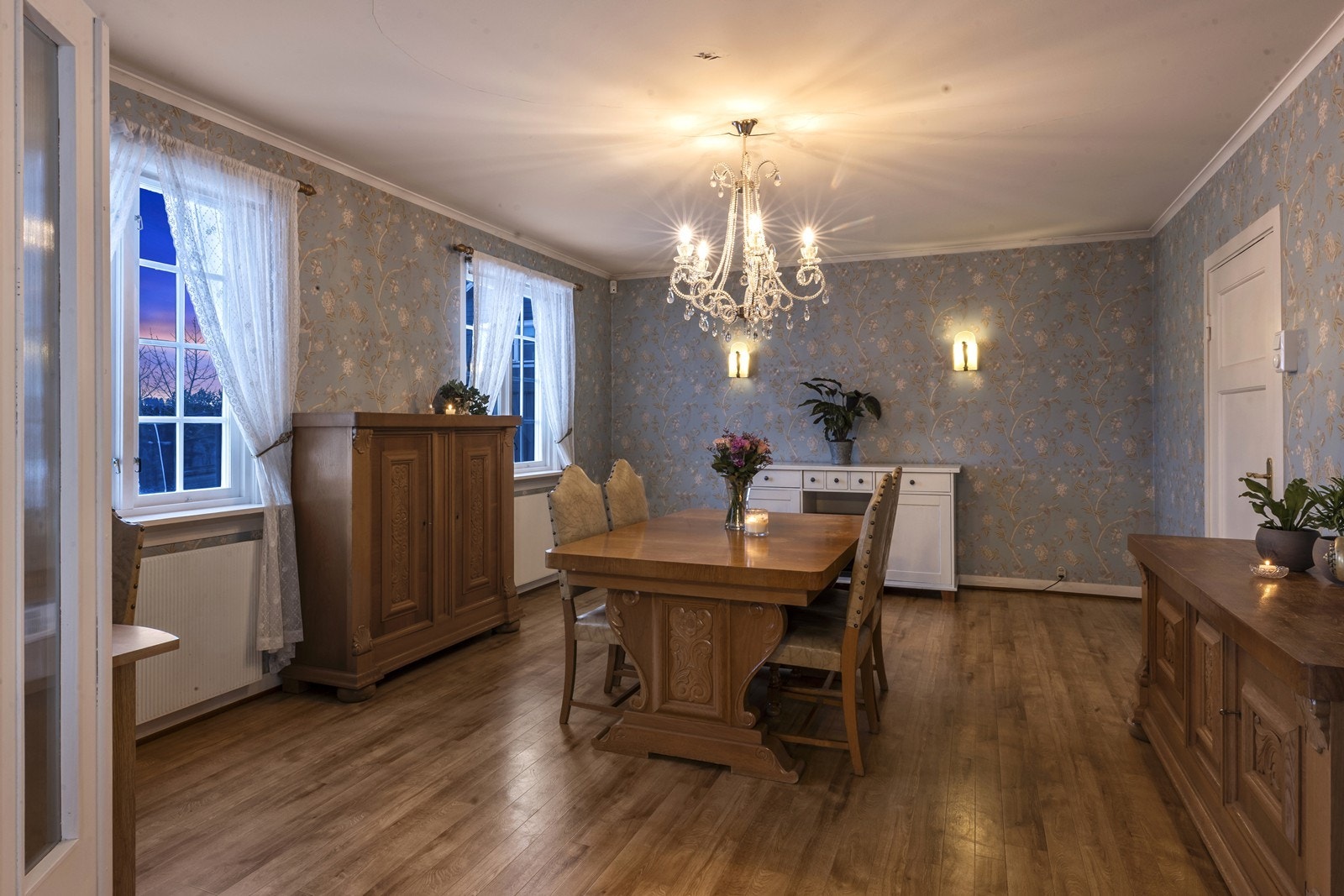 Spisestuen er et eget, romslig rom med plass til store selskaper. Galleribilde