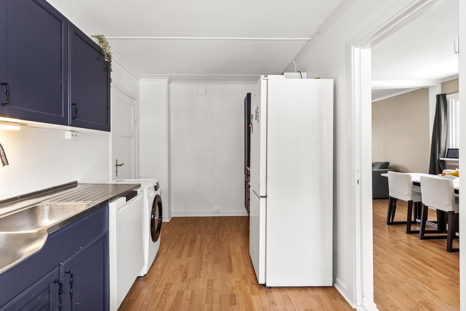 Hybelleiligheten har en praktisk planløsning med adkomst til stuen fra kjøkkenet. Galleribilde