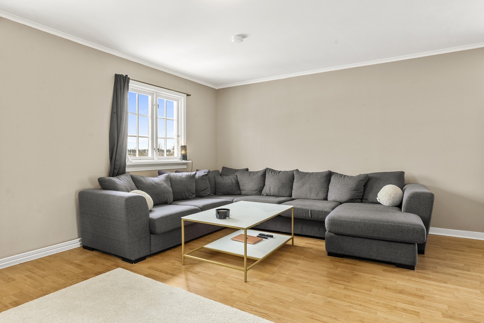 Stuen i hybelen er romslig og enkel å møblere. Galleribilde