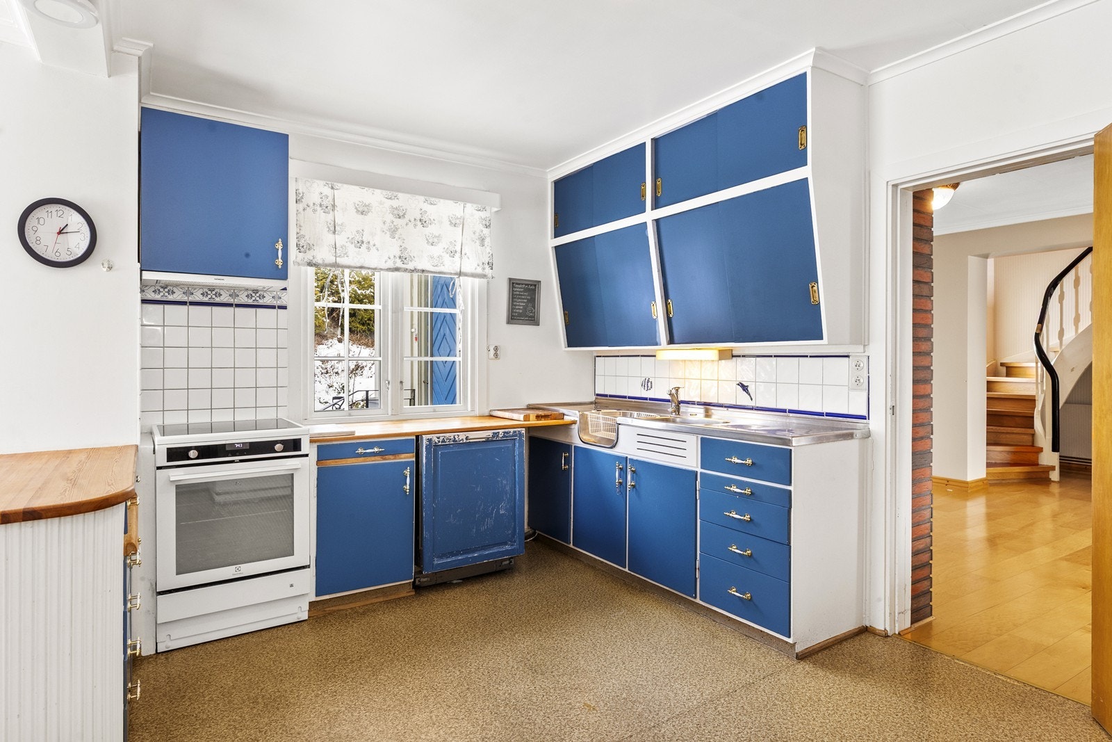 Godt med skap- og benkeplass gjør kjøkkenet funksjonelt. Galleribilde