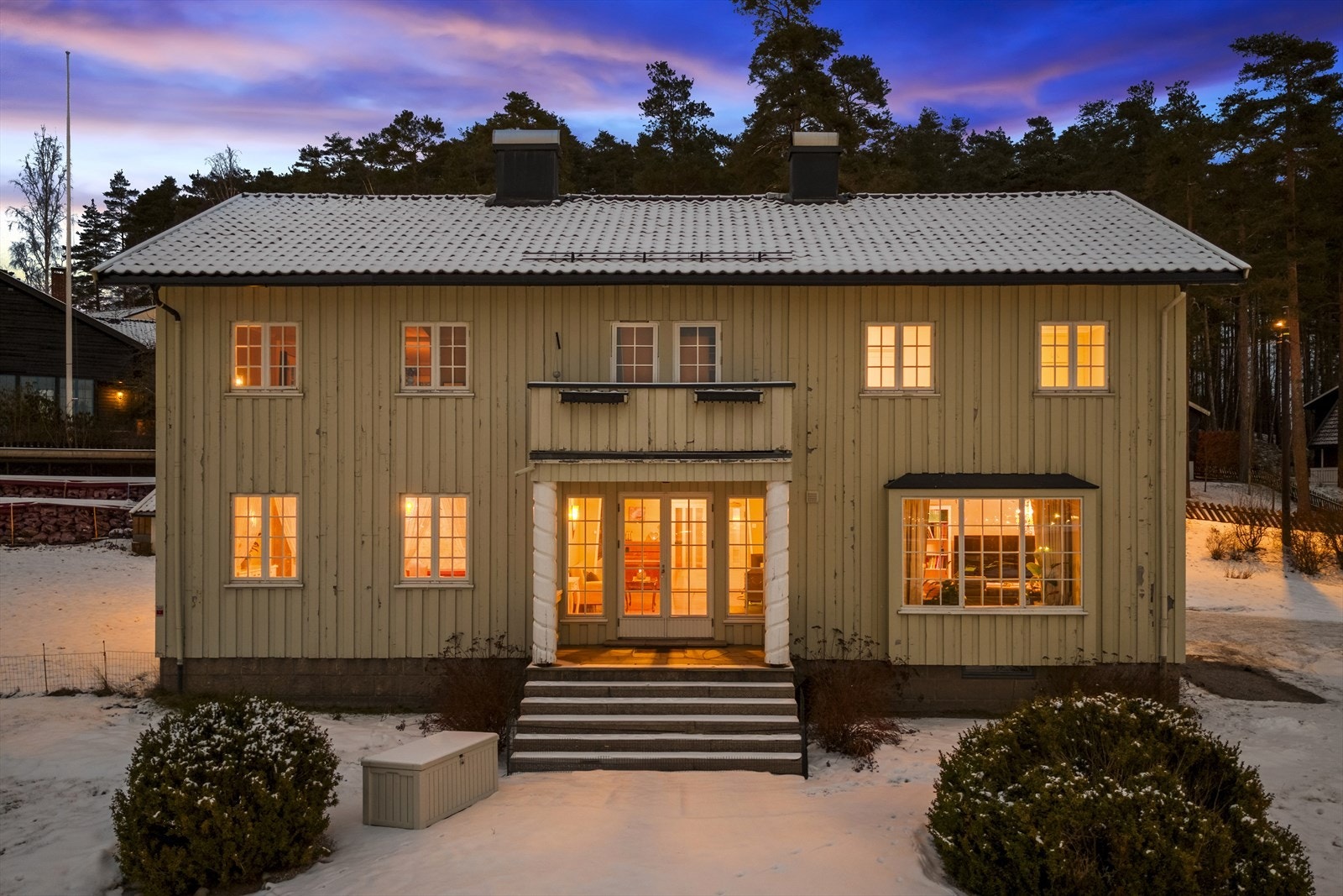 Eiendommen ligger på en pent opparbeidet tomt med store grøntarealer og gruset gårdsplass. Galleribilde