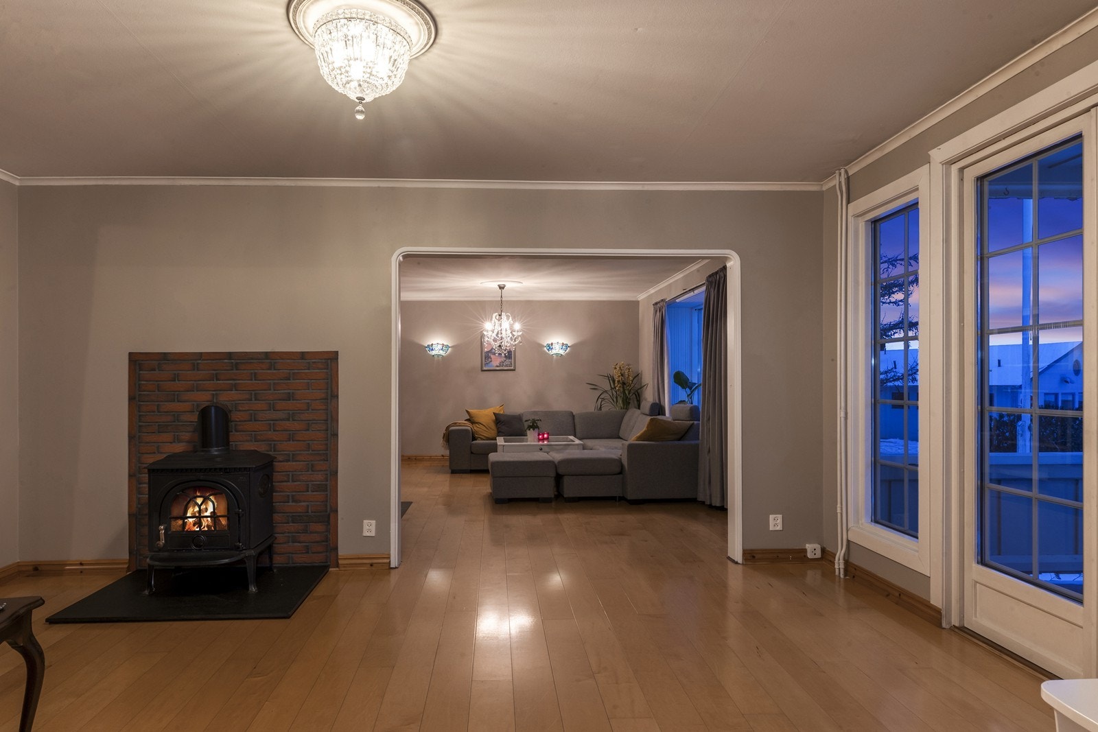 Oppholdsrommene er sammenhengende og skaper en god flyt gjennom etasjen. Galleribilde