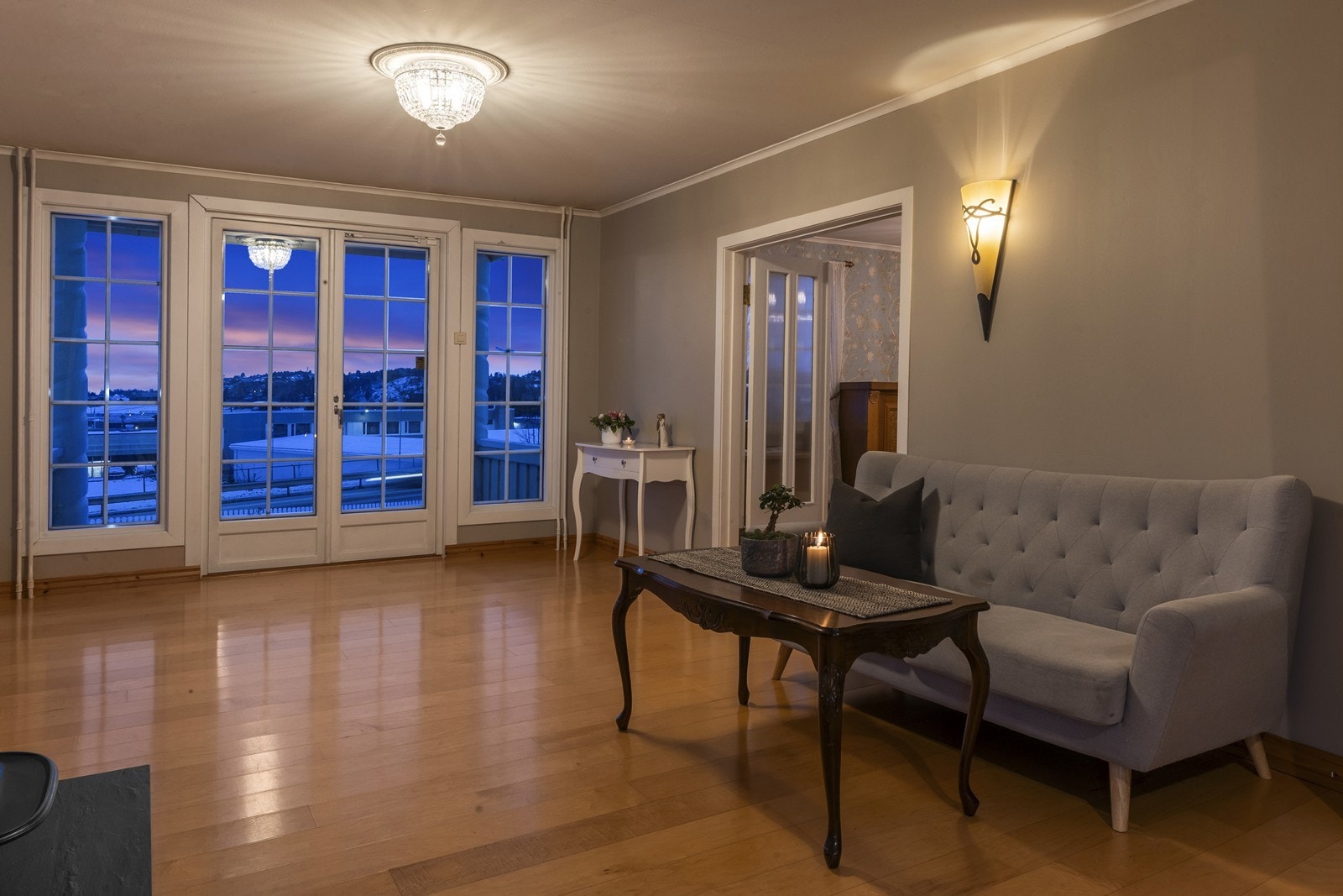 Fra en av stuene er det utgang til en skiferbelagt uteplass på 10 m². Galleribilde