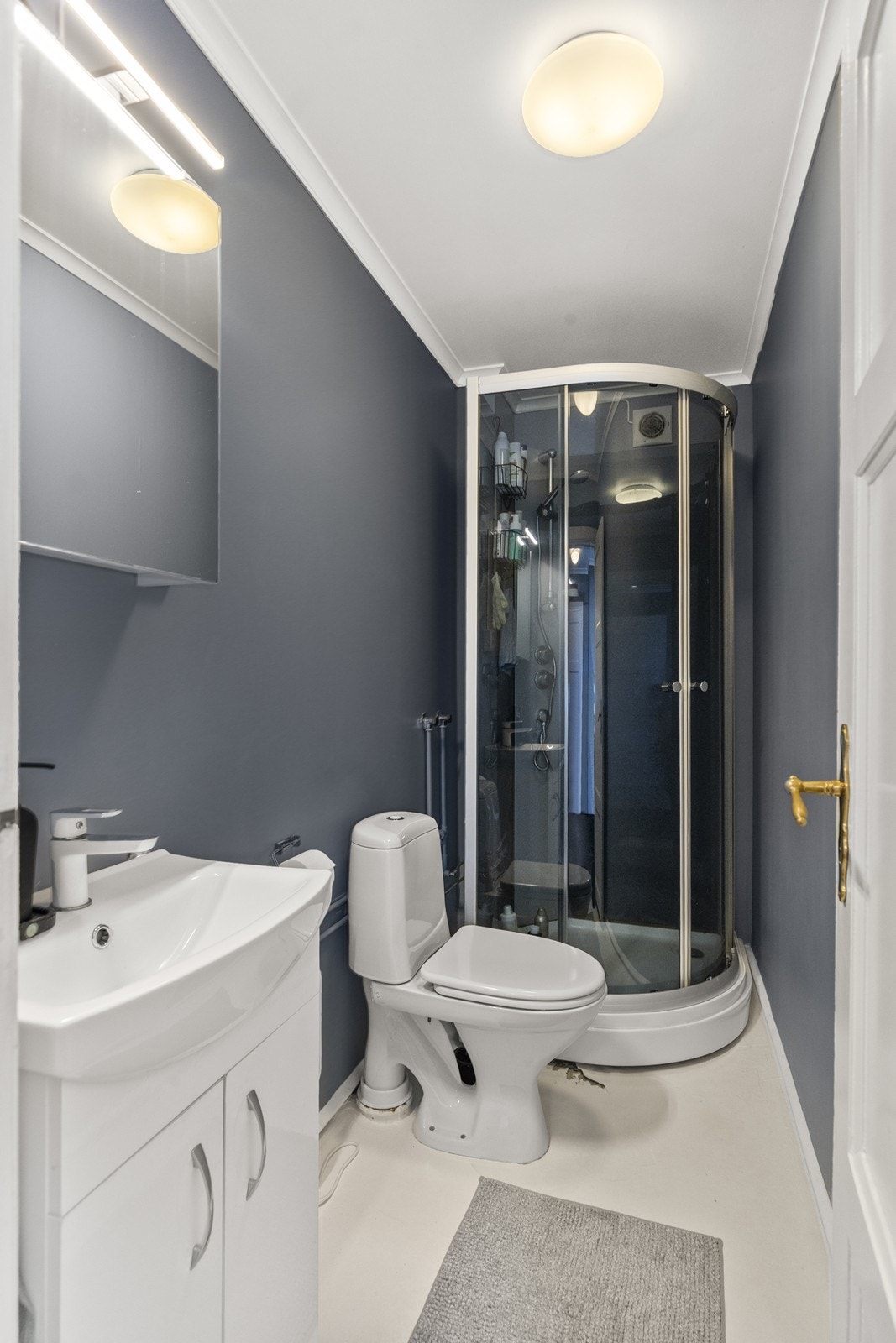 Badet i hybelleiligheten er utstyrt med WC, servant og dusjkabinett. Galleribilde