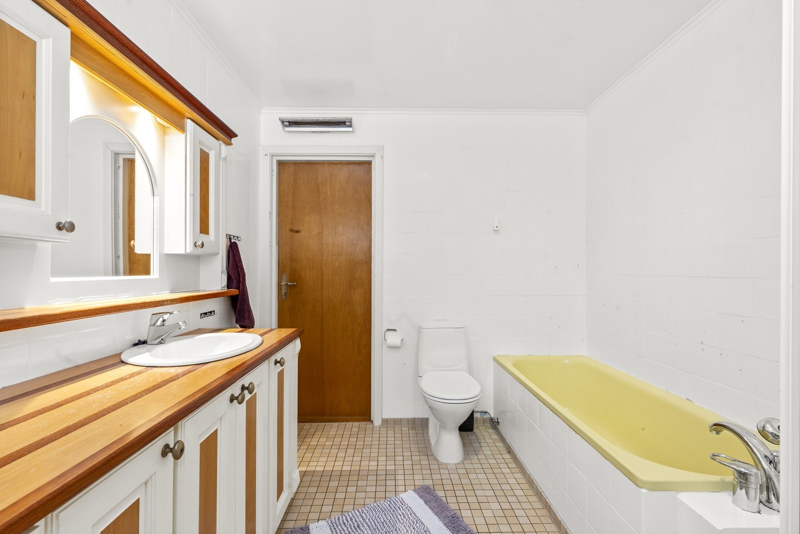 Rommet har flislagt gulv, plassbygget skapinnredning og mekanisk avtrekk. Galleribilde