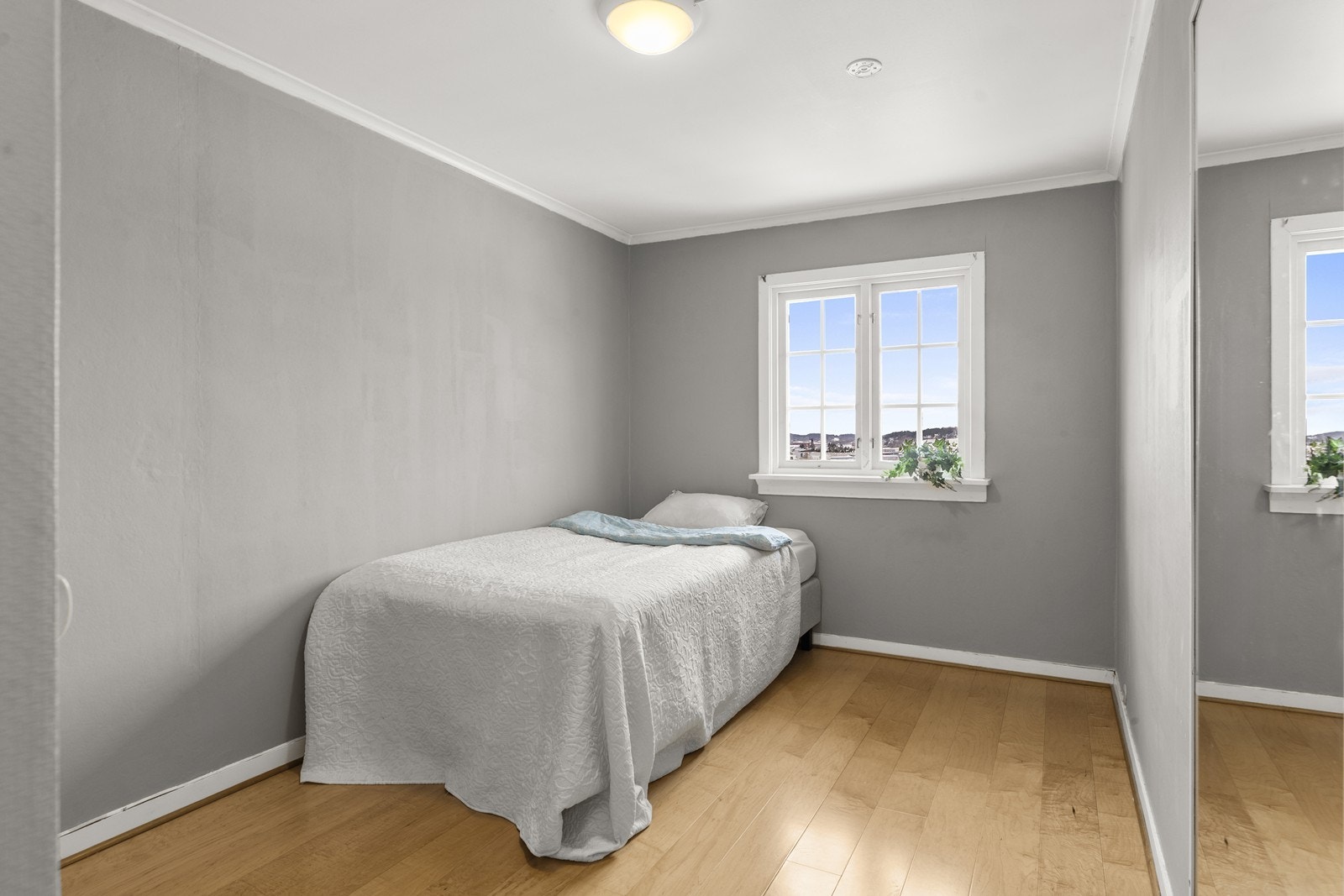 Flere av soverommene i boligen er utstyrt med faste garderobeskap. Galleribilde