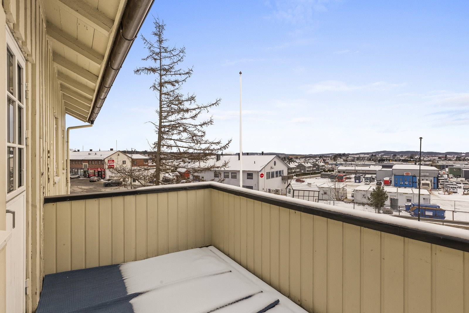 Fra verandaen i andre etasje er det utsikt over nærområdet. Galleribilde