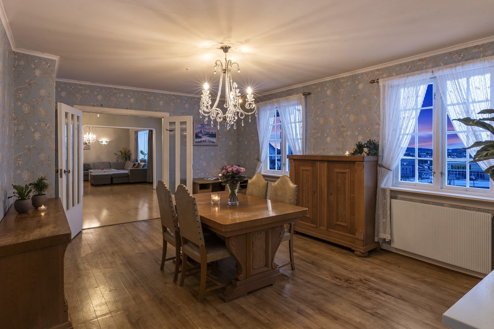 Fra spisestuen er det enkel adkomst til de øvrige oppholdsrommene. Galleribilde