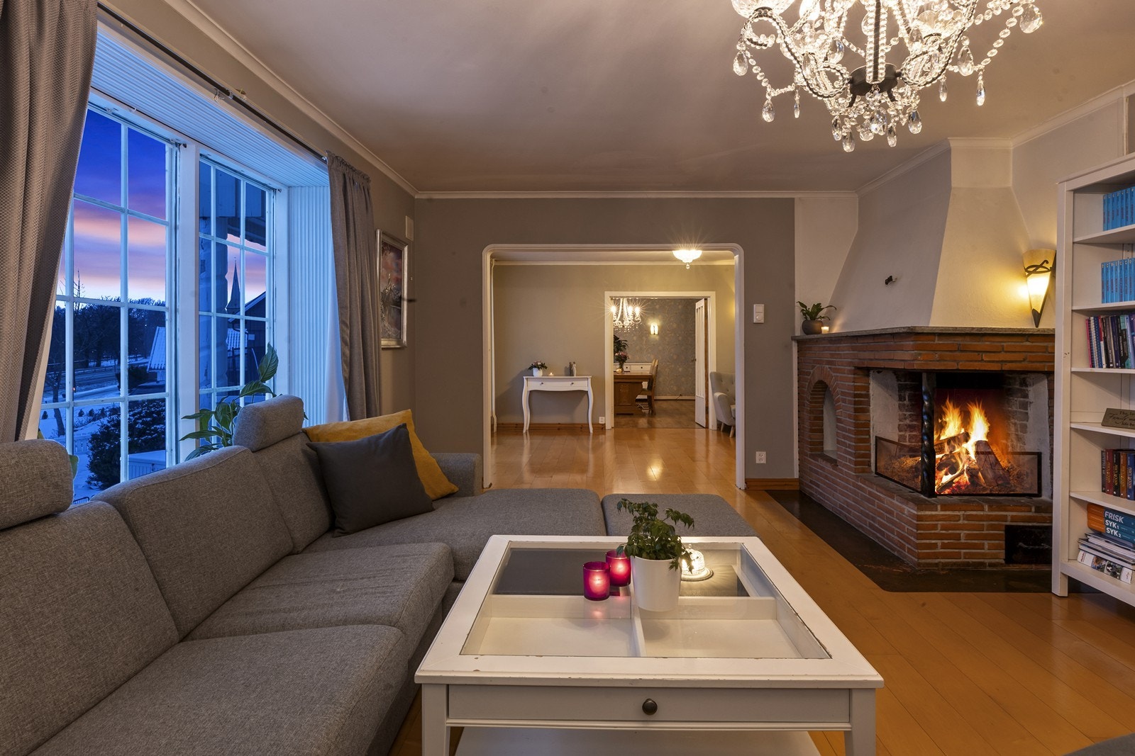 Første etasje har flere stuer, hvorav den ene har en åpen peis som gir en lun atmosfære. Galleribilde