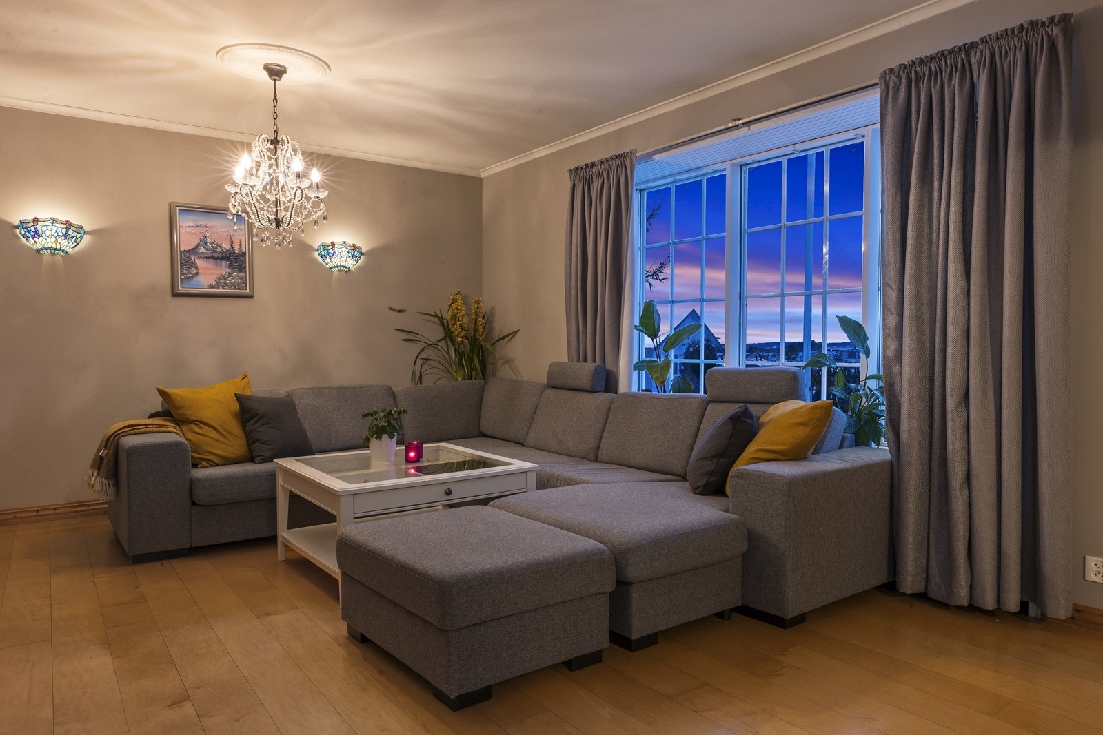 Store vindusflater med koblede rammer slipper inn godt med lys. Galleribilde