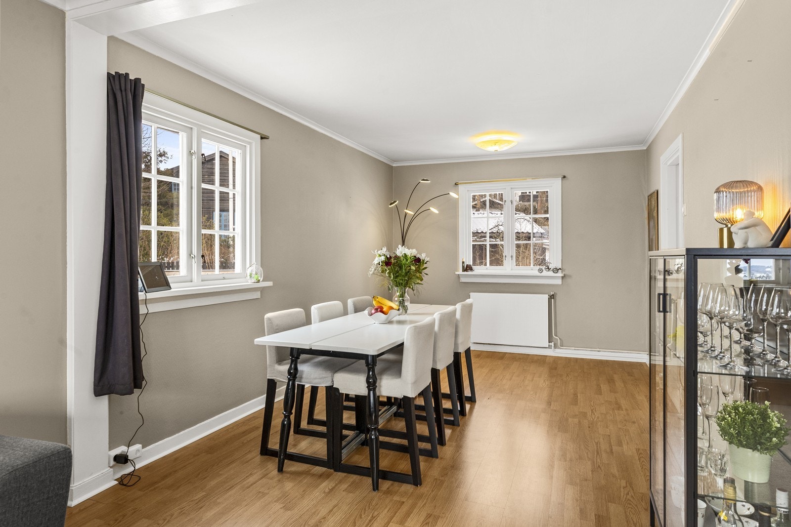 Spiseplassen i hybelleiligheten har godt med lys fra vinduene. Galleribilde