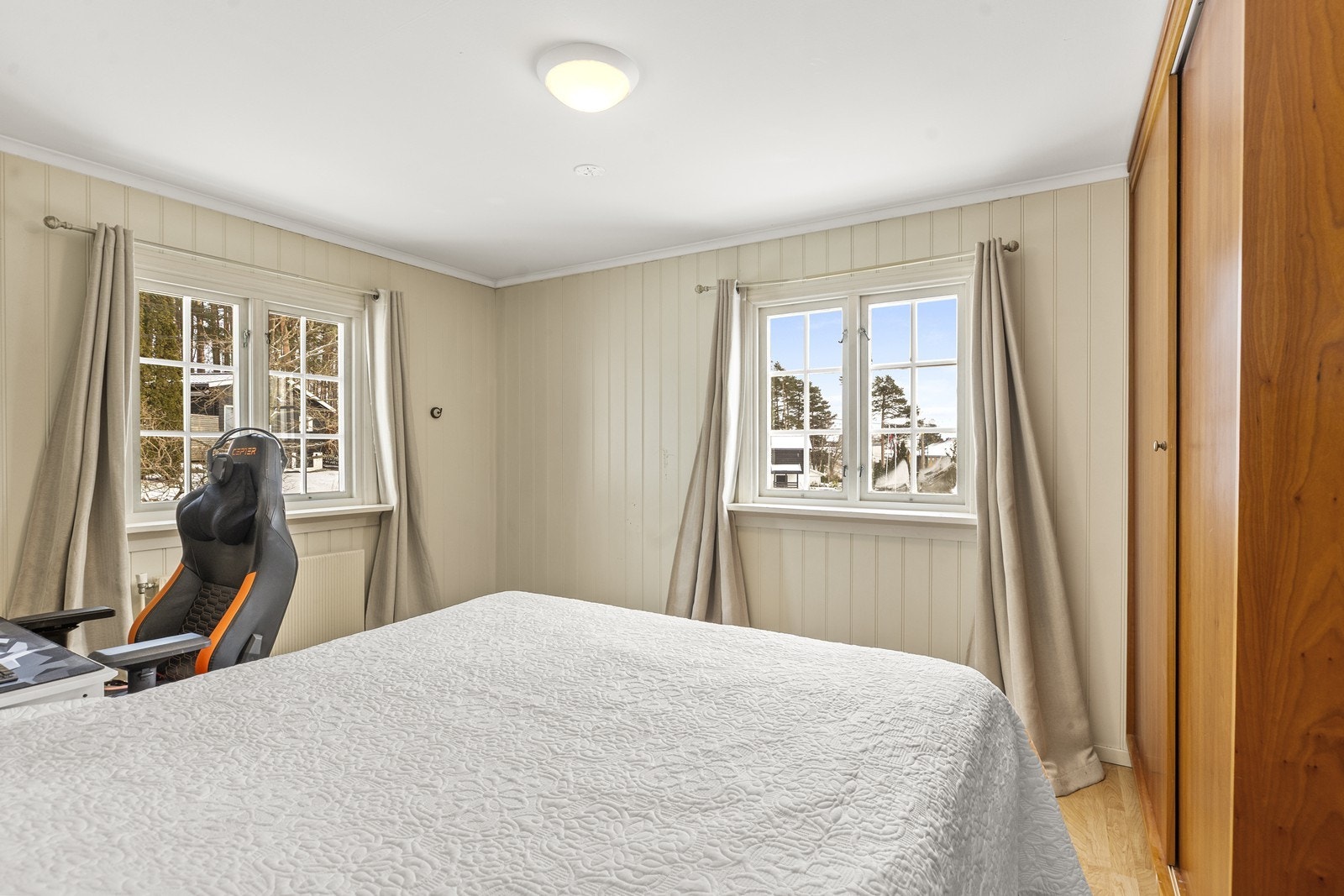 Soverommet i første etasje er utstyrt med faste garderobeskap for effektiv oppbevaring. Galleribilde