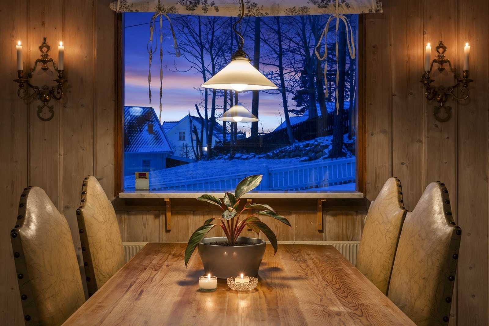 Spisekroken har panel på veggene, som gir en lun og tradisjonell følelse. Galleribilde