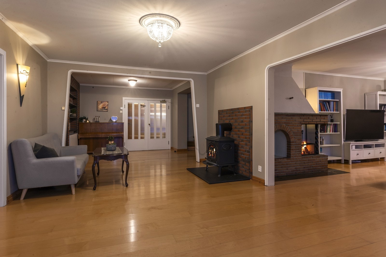 I tillegg til åpen peis, er det også en peisovn som gir effektiv tilleggsvarme. Galleribilde