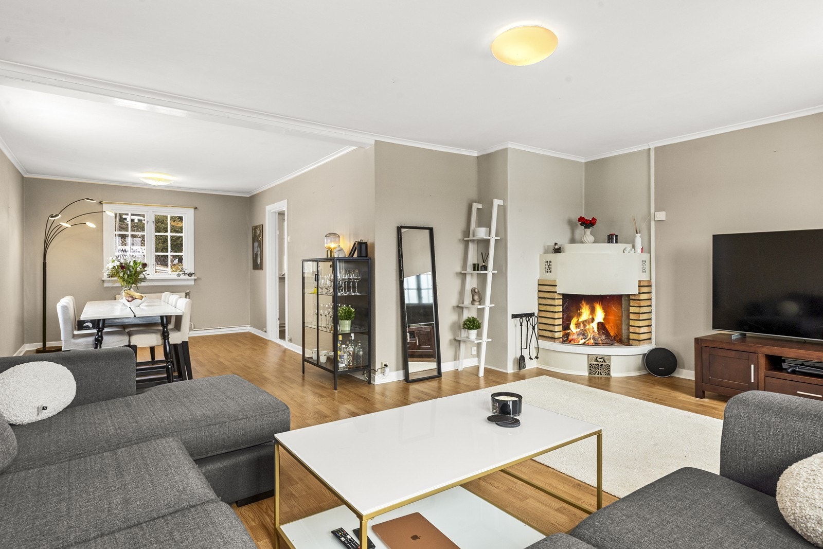 Også her er det et ildsted som skaper en hyggelig atmosfære. Galleribilde