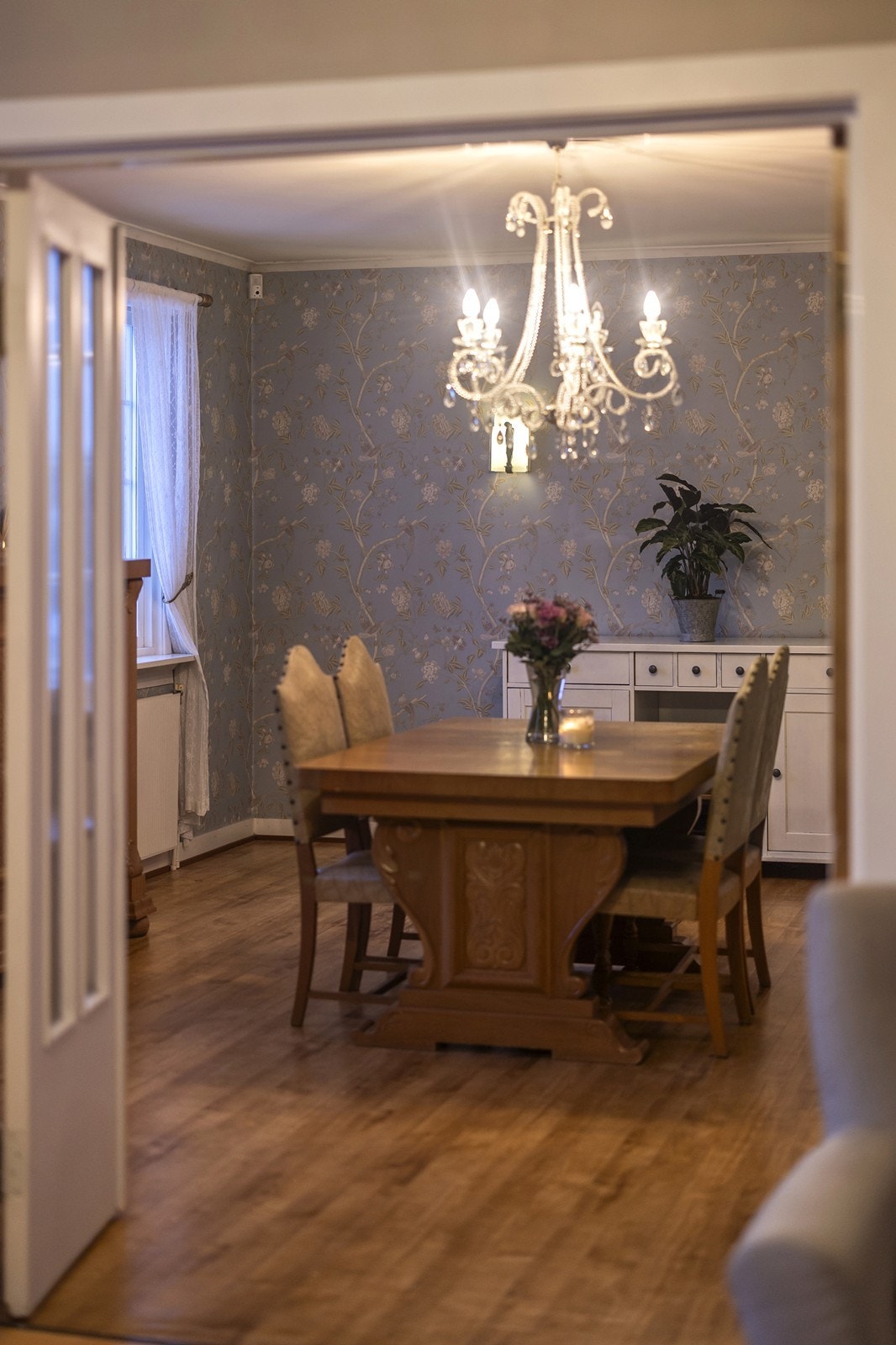 De innvendige overflatene består hovedsakelig av parkett og tapet. Galleribilde