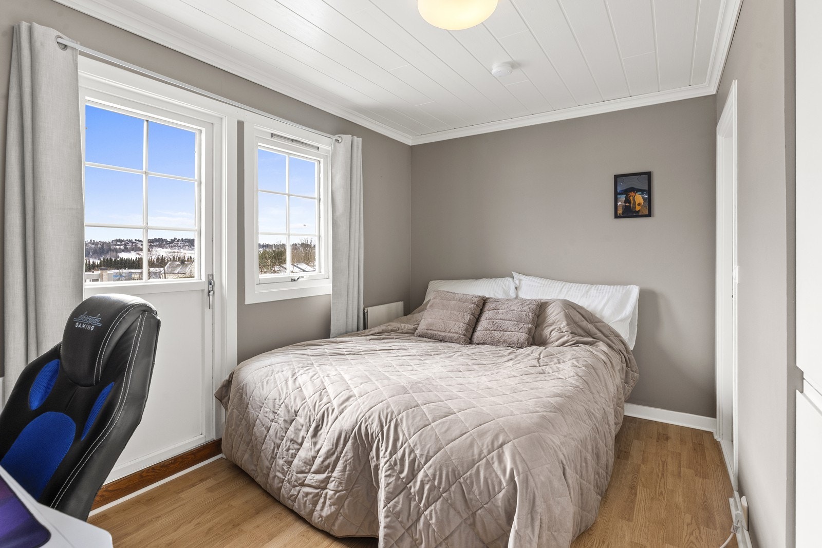 Fra ett av soverommene er det utgang til en veranda på 5 m². Galleribilde