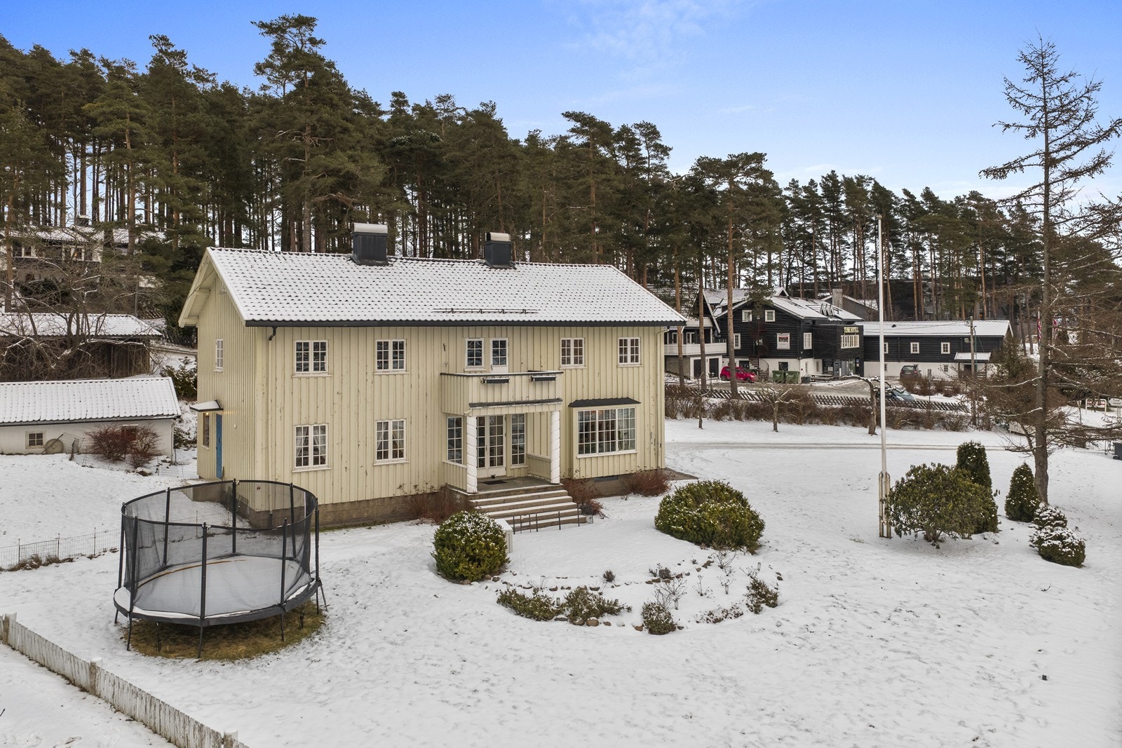 En klassisk enebolig fra 1942 med en representativ fasade kledd i trepanel. Galleribilde