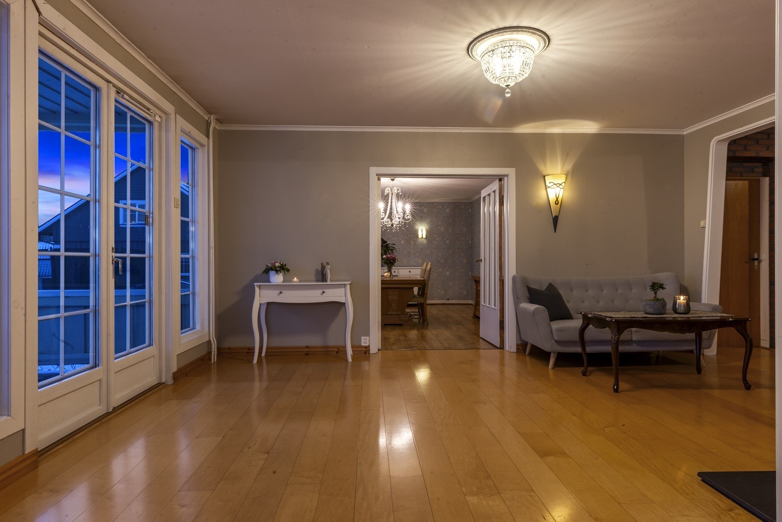 Åpne overganger mellom stuene gir en luftig og sosial sone. Galleribilde