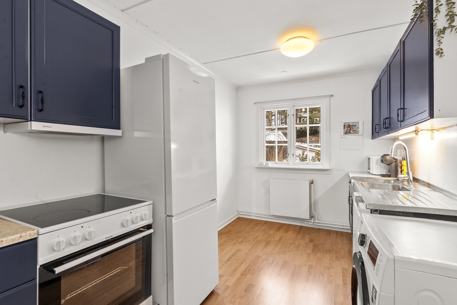 Kjøkkenet i hybelen har en innredning med profilerte fronter og ventilator med kullfilter. Galleribilde