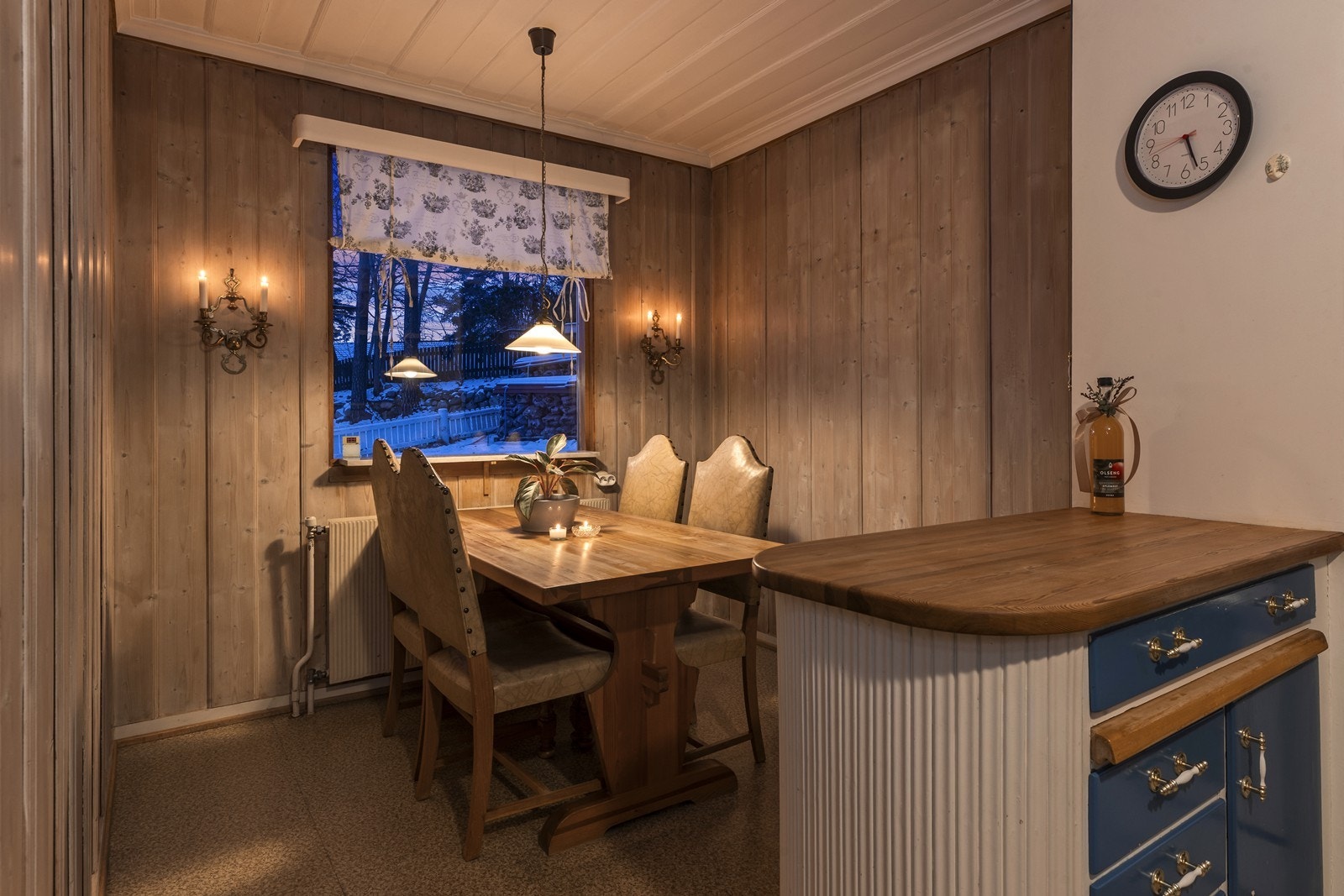 En hyggelig spiseplass i tilknytning til kjøkkenet. Galleribilde