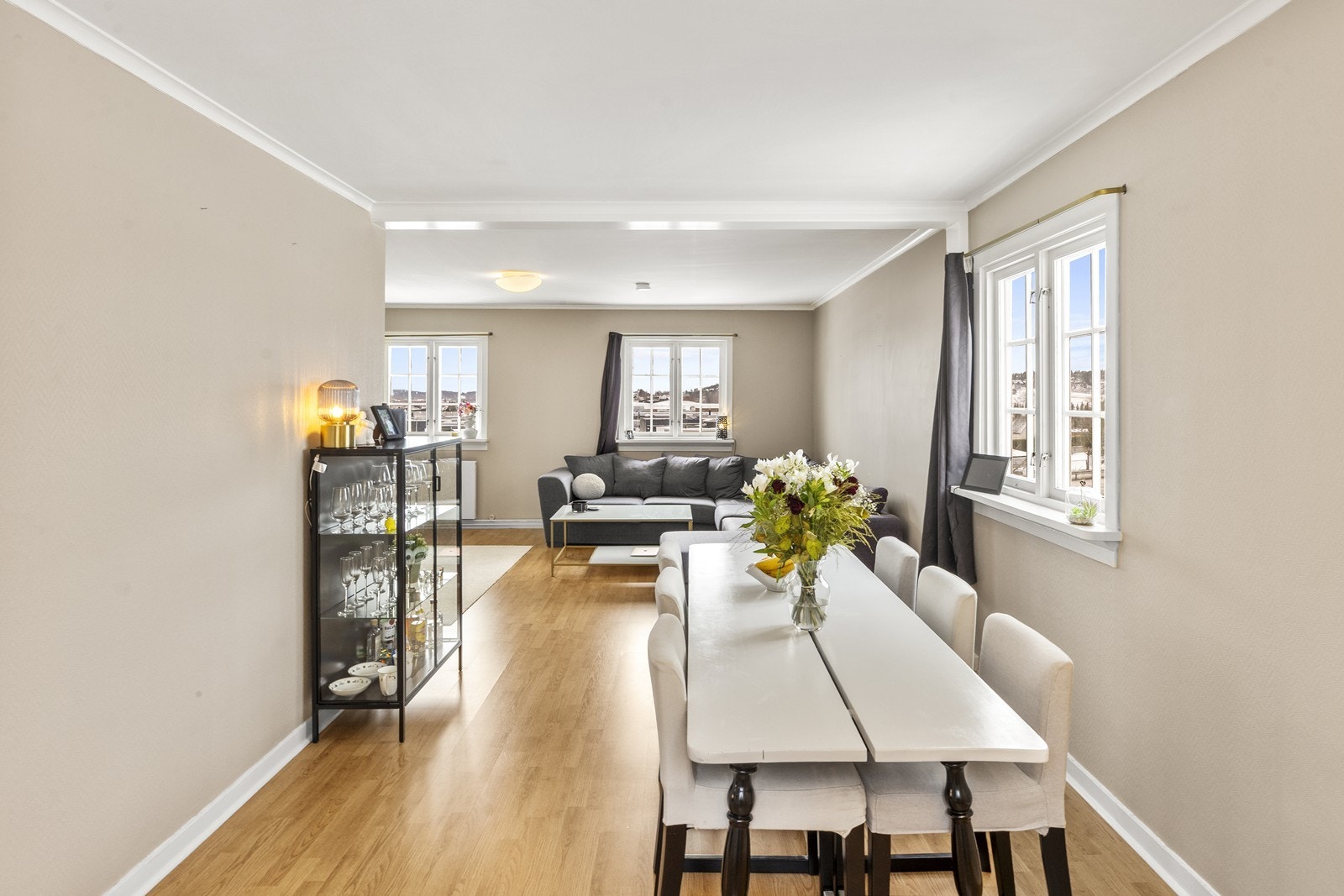 Leiligheten har en åpen løsning med plass til både sofagruppe og spisebord. Galleribilde