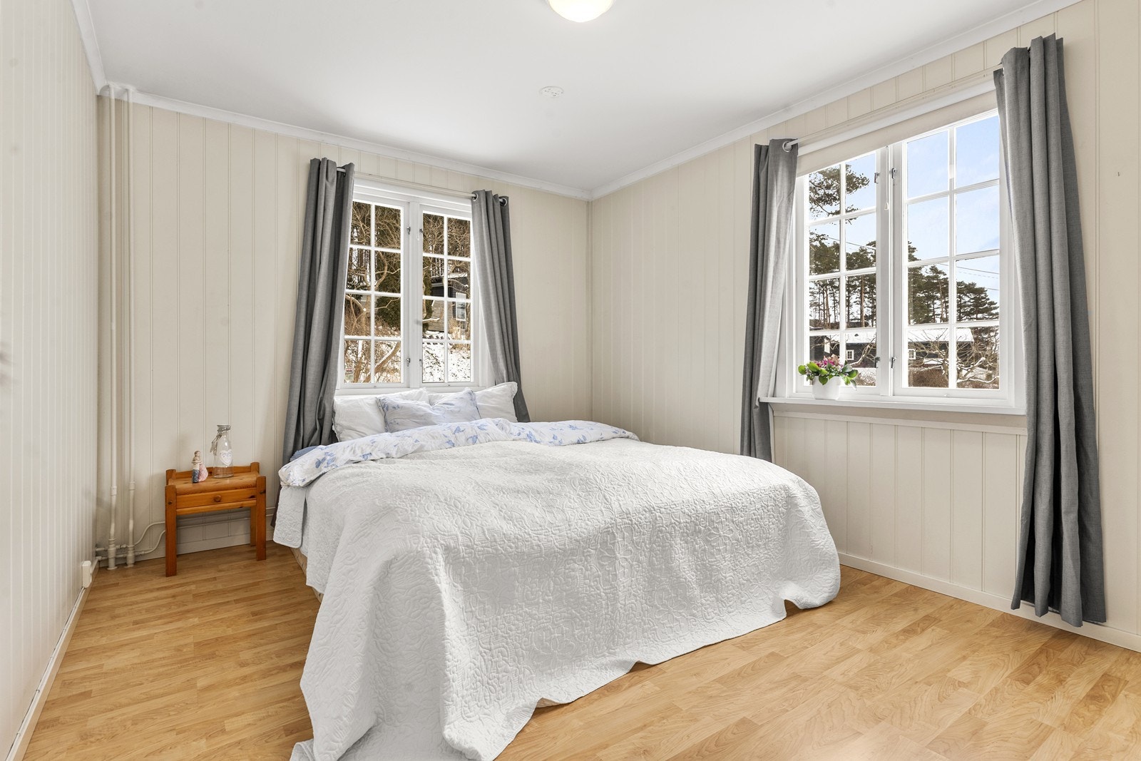 Andre etasje rommer totalt fire soverom, fordelt på hoveddel og hybel. Galleribilde