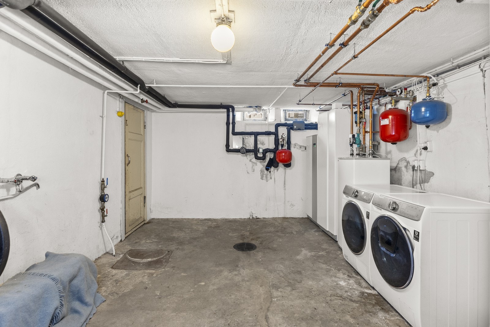 I kjelleren er det teknisk rom/vaskekjeller med sentralfyr og en varmtvannsbereder. Galleribilde