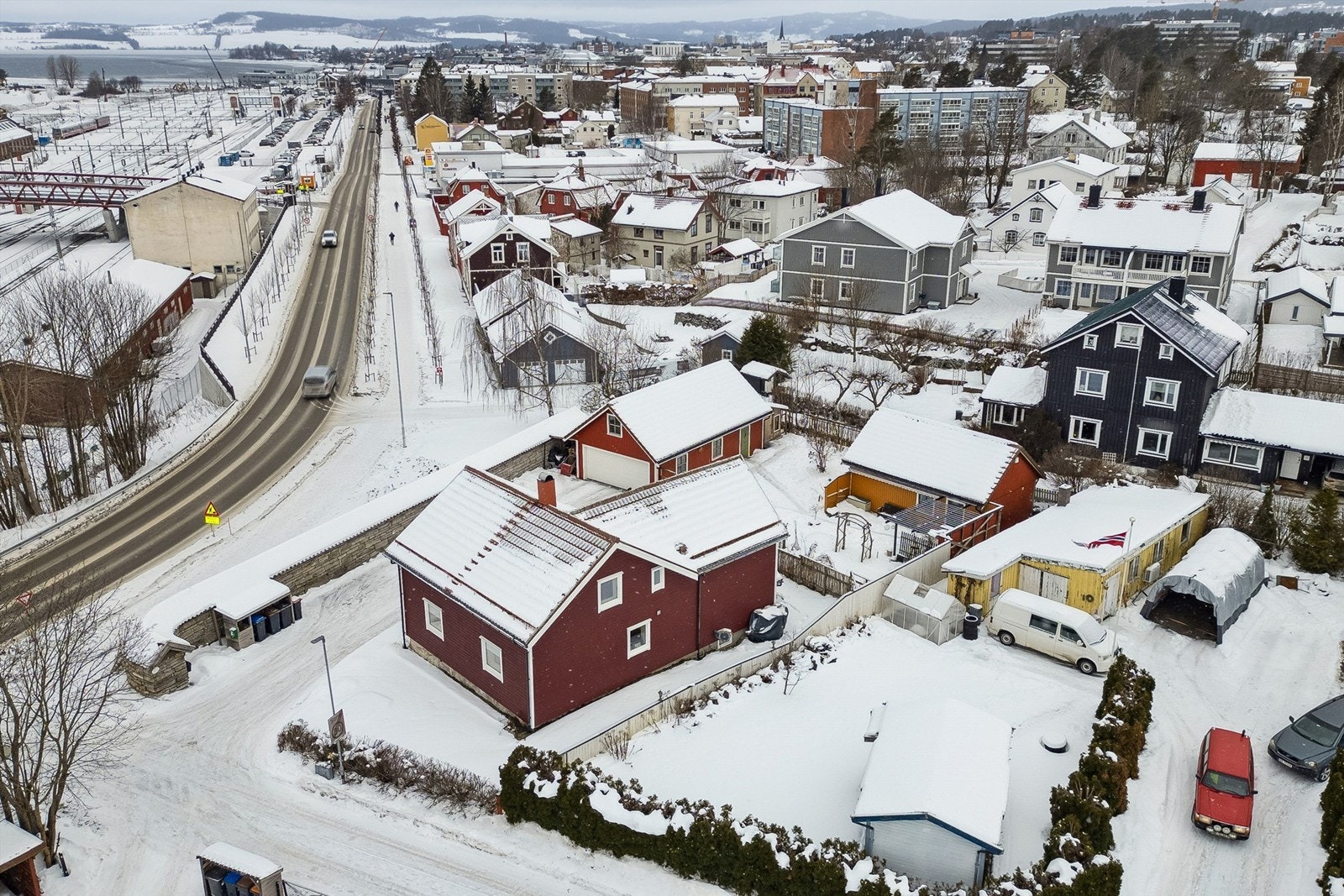 Eiendommen ligger sentralt til med gangavstand til togstasjonen, sentrum og treningssenter. Galleribilde