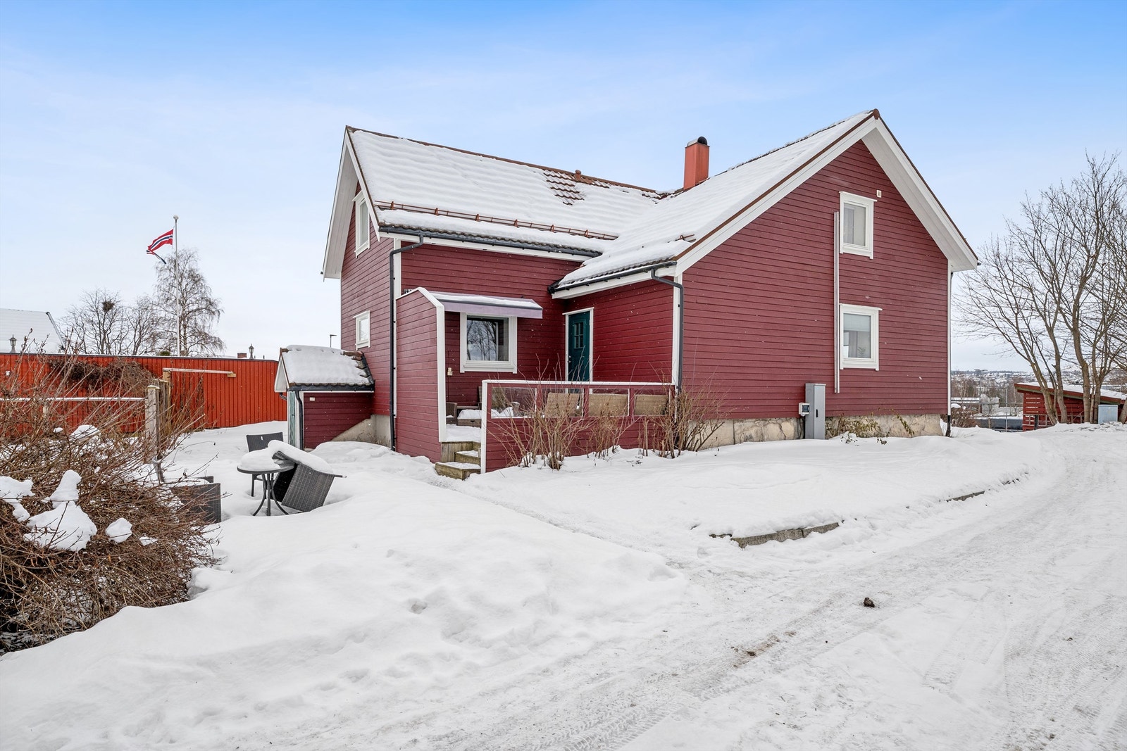 Hovedhuset går over 2 plan og inneholder bl.a. 4 soverom og gjestetoalett. Galleribilde