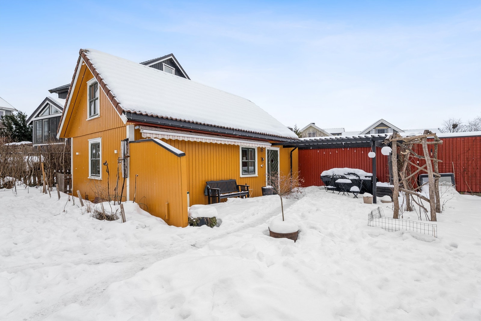 Anneks som inneholder stue og kjøkken i åpen løsning, bad og loftsetasje. Galleribilde