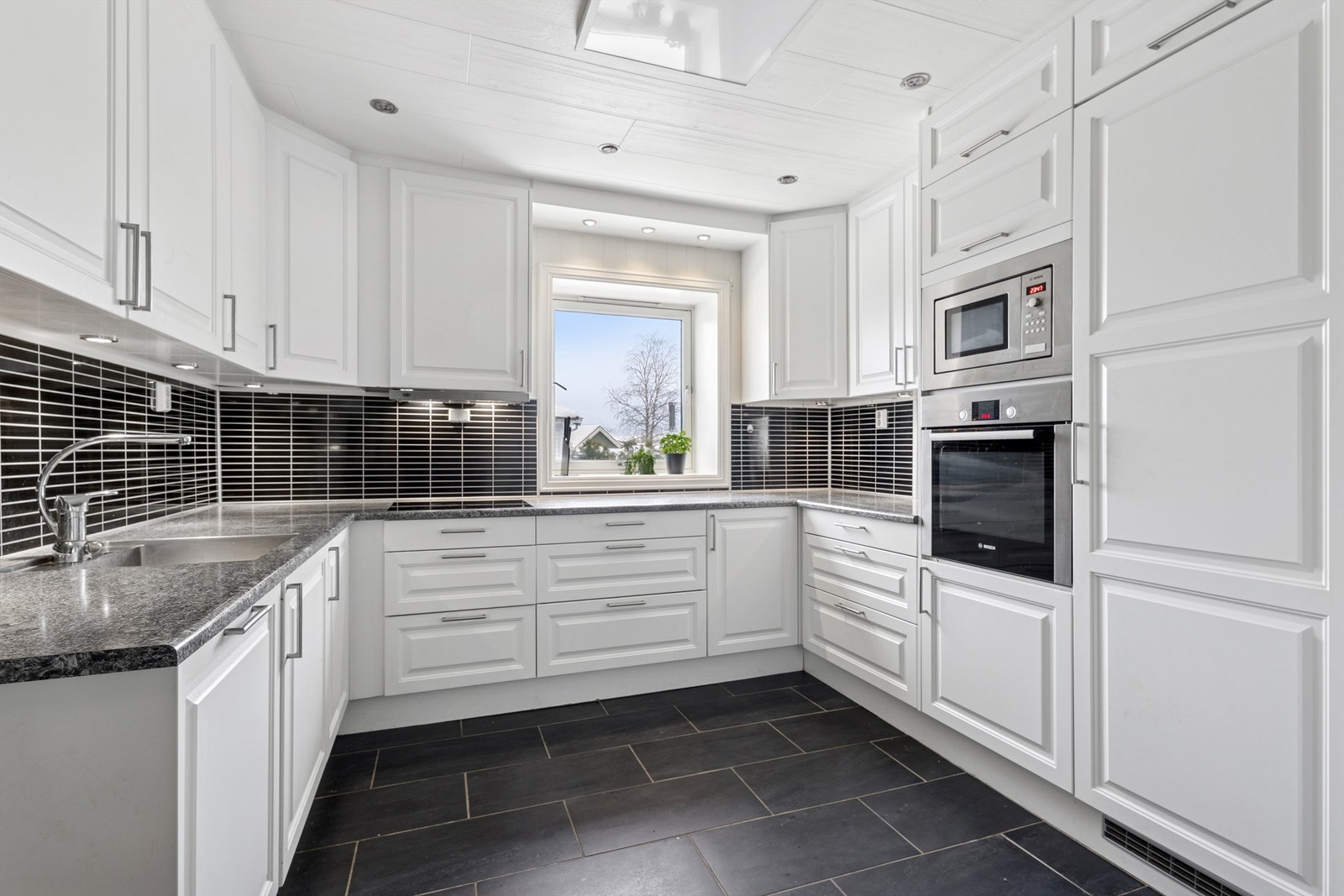 Kjøkken hovedhus. Galleribilde