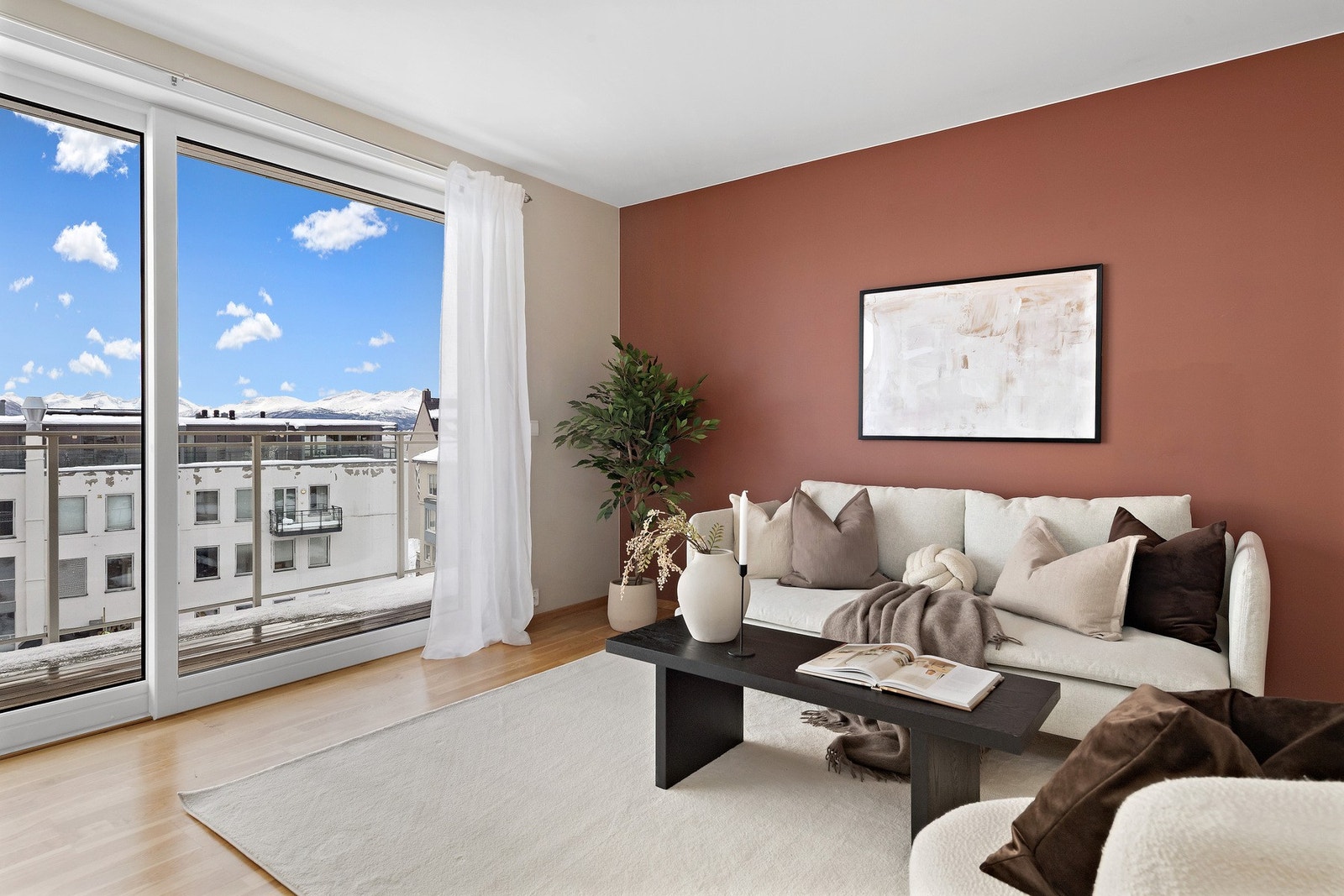 Stuen har store, sørvendte vindusflater som gir godt med naturlig lys. Galleribilde