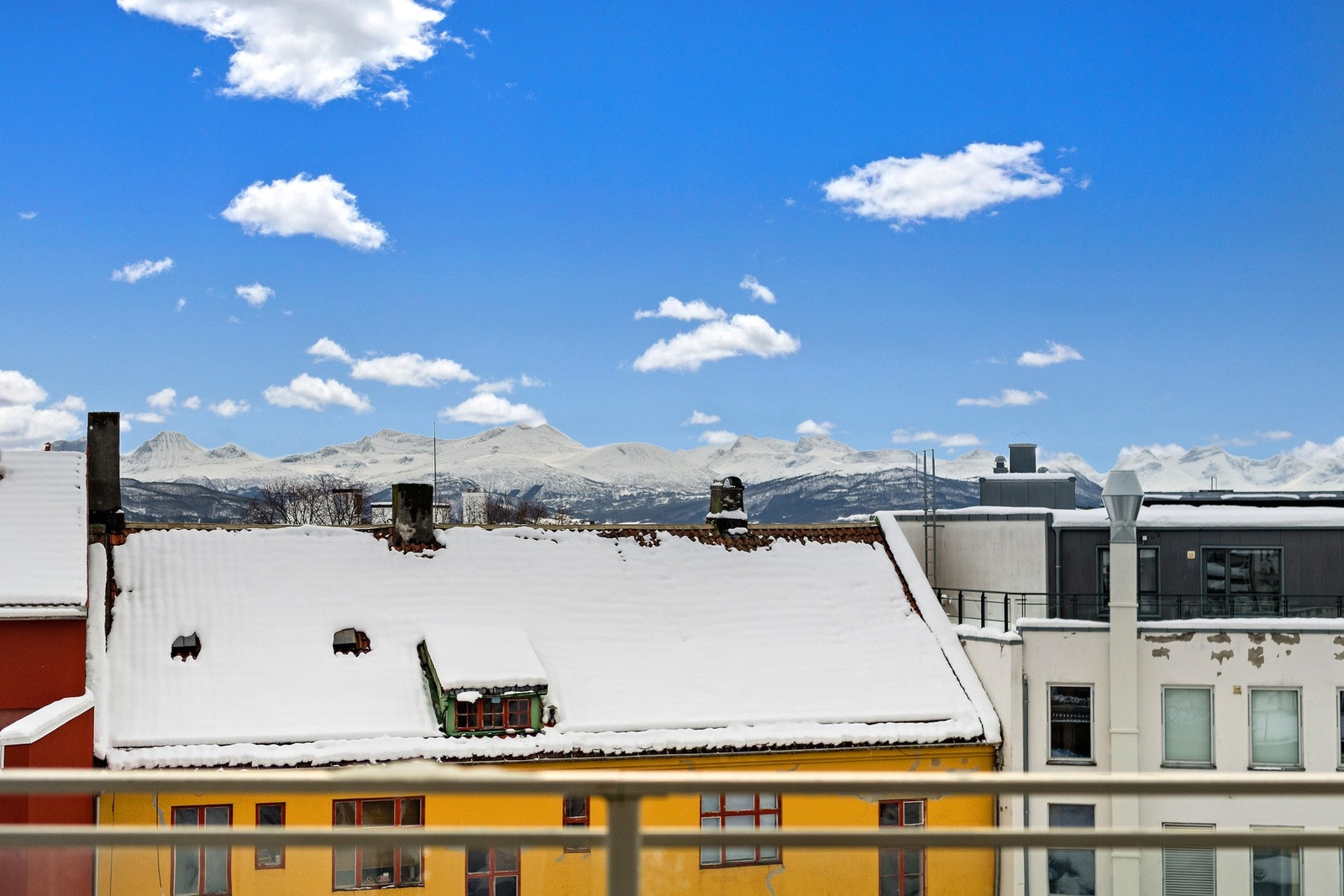 Fra leiligheten er det flott utsikt til fjellrekka over fjorden. Galleribilde
