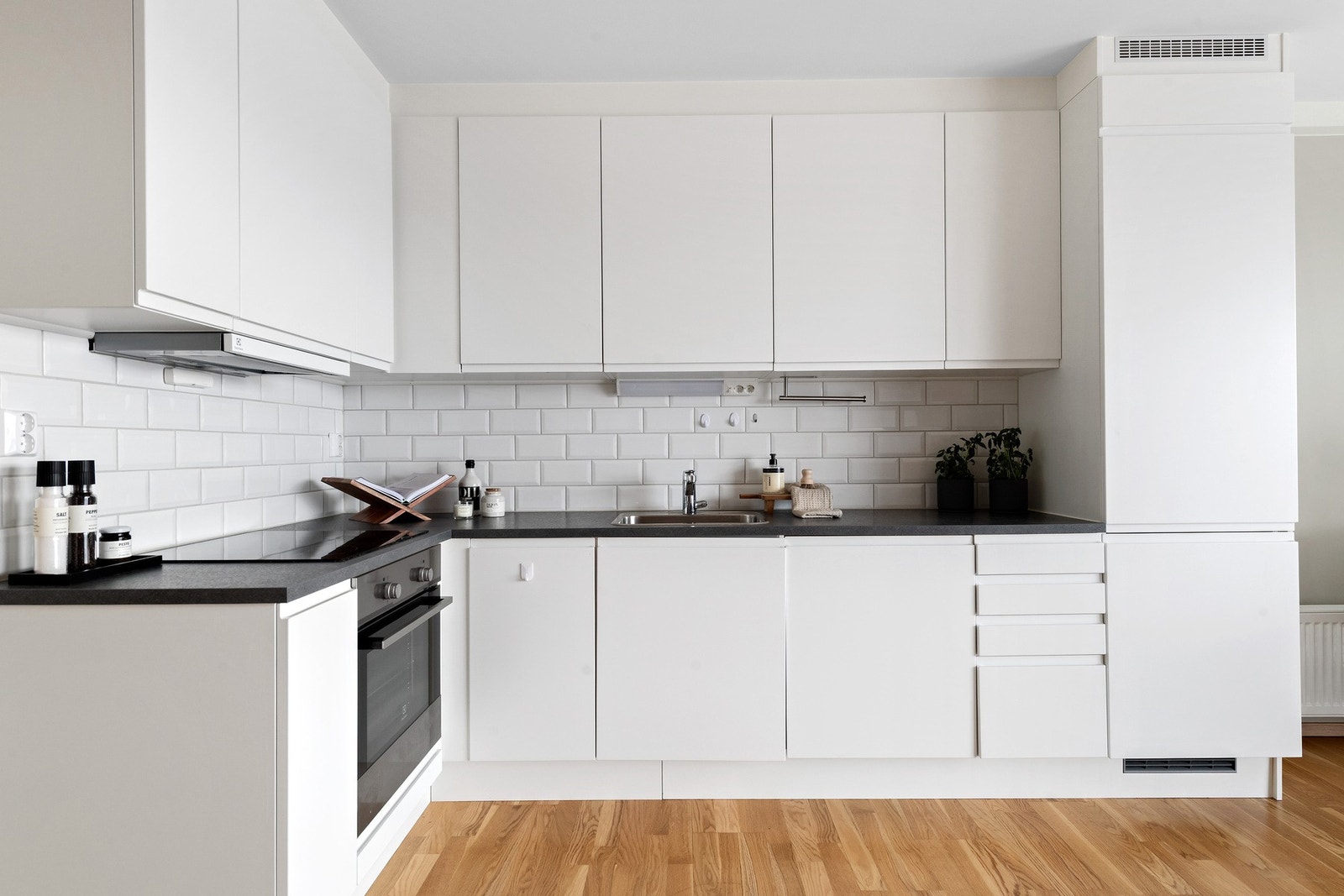 Moderne og tidløst kjøkken fra Aubo med integrerte hvitevarer. Galleribilde