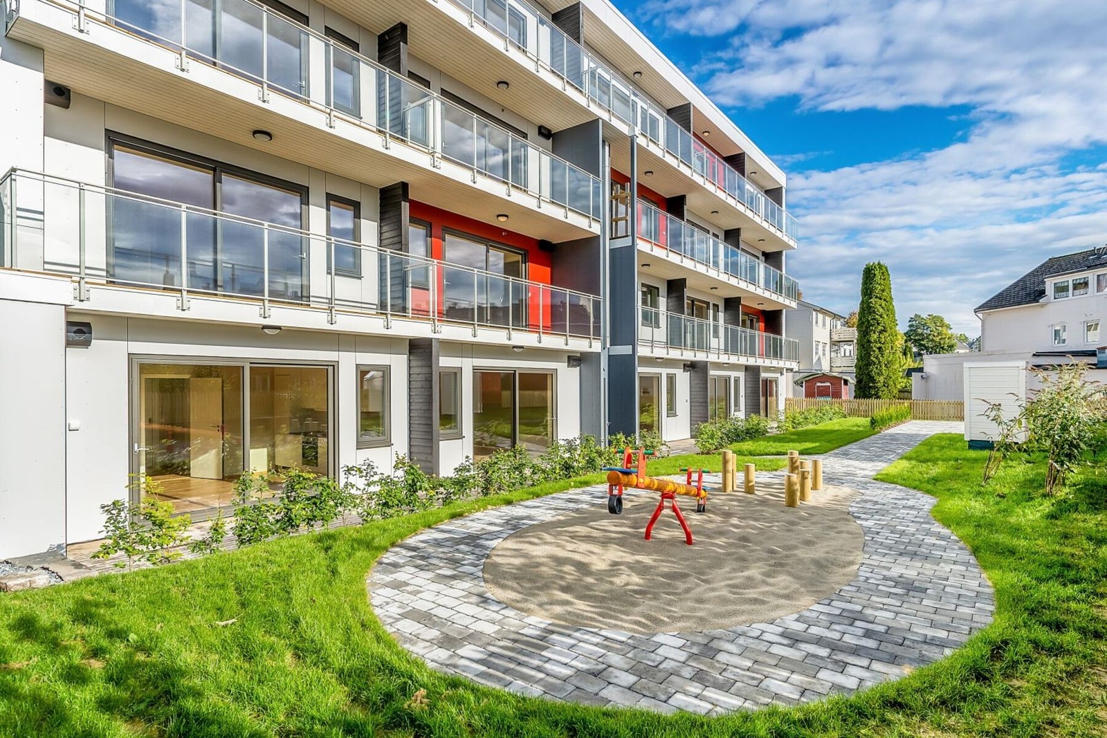 Mot sør har sameiet en flott, felles hage. Galleribilde