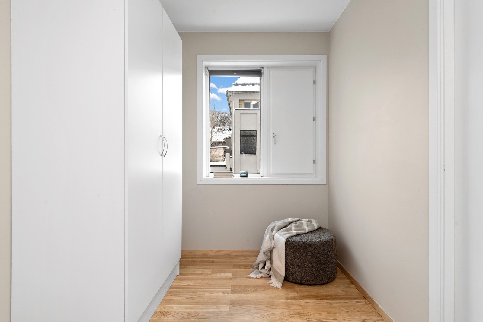 Soverommet er utstyrt med garderobeskap som medfølger. Galleribilde