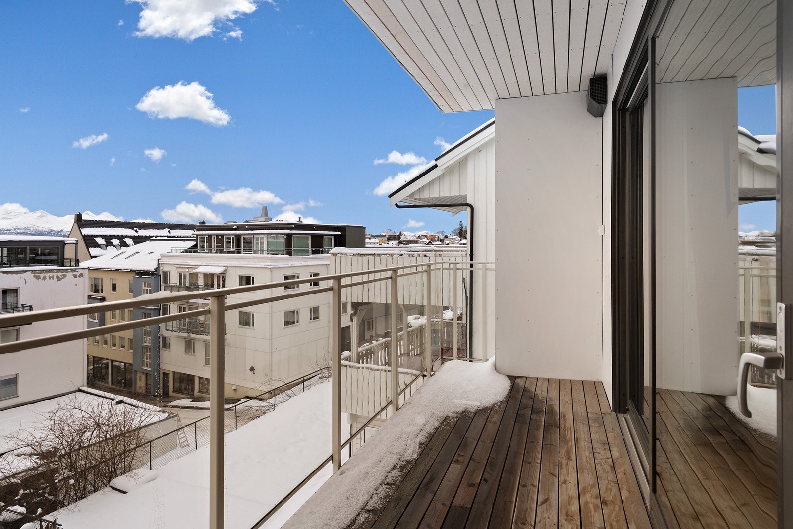 Fra stuen er det utgang til romslig, overbygget balkong med glassrekkverk. Galleribilde