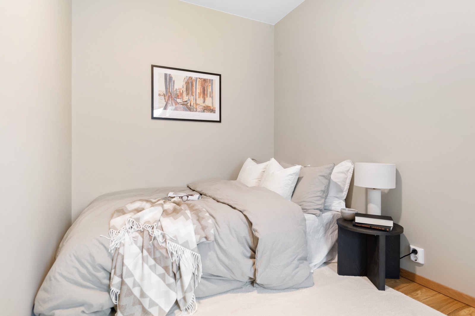 Romslig soverom som vender nordover. Galleribilde