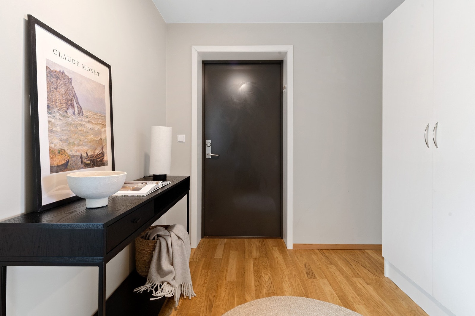 Stor gang/entré med garderobeskap som medfølger. Galleribilde