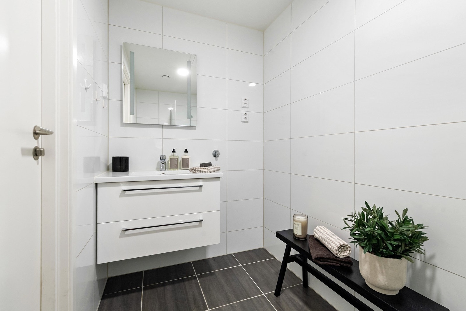 Lyst og fint bad med opplegg til vaskemaskin. Galleribilde