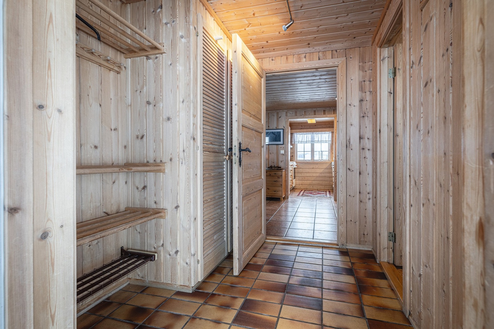 Inngangspartiet med oppbevaring. Galleribilde