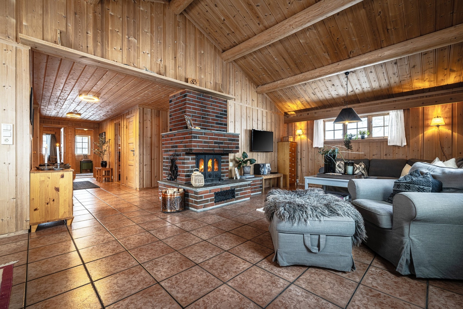 Fra stue mot gang. God takhøyde i oppholdsrommet. Galleribilde