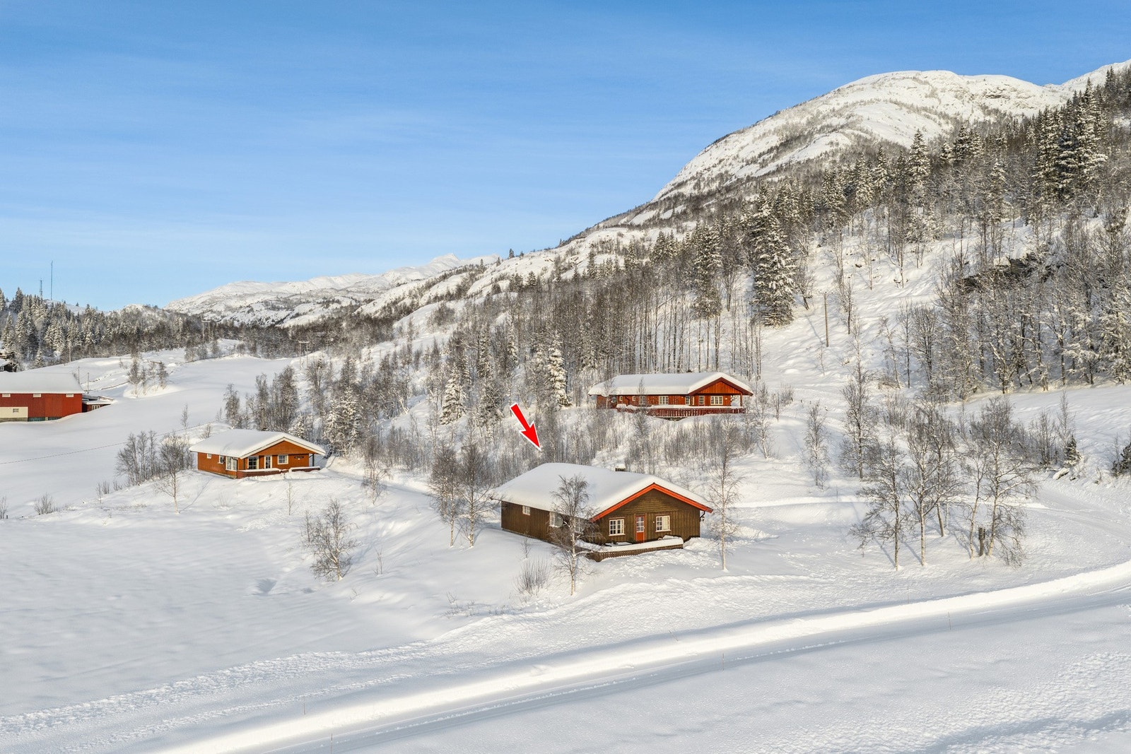 Eiendommen ligger i et område med spredd fritidsbebyggelse og har randonee muligheter rett utenfor døren! Galleribilde
