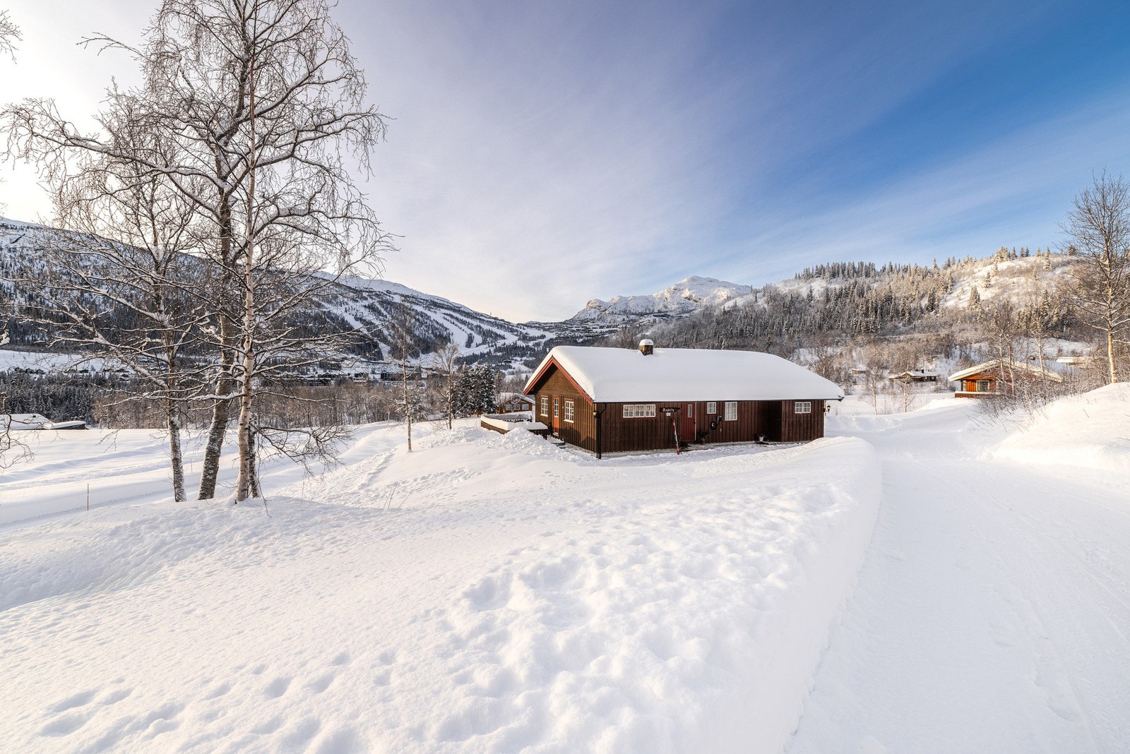 Eiendommen har parkeringsplasser på egen tomt. Galleribilde