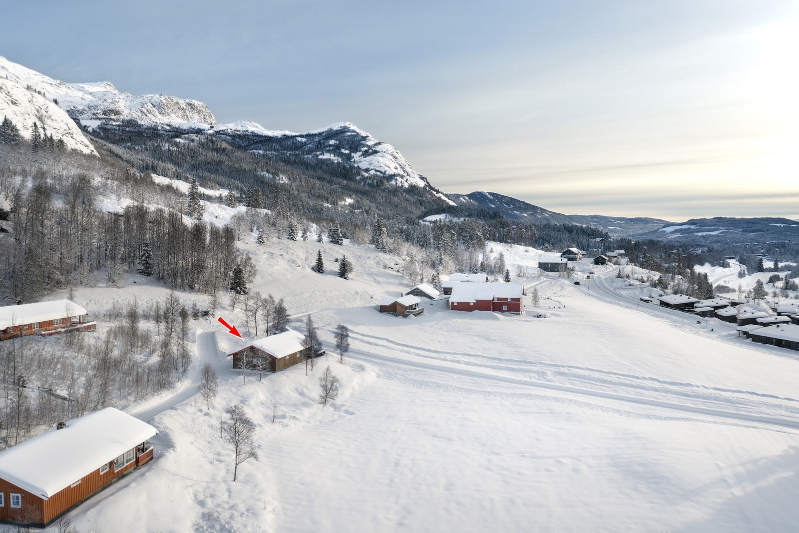 Eiendommen ligger ved Hølto på solsiden av dalen med flott utsikt og gode solforhold! Galleribilde