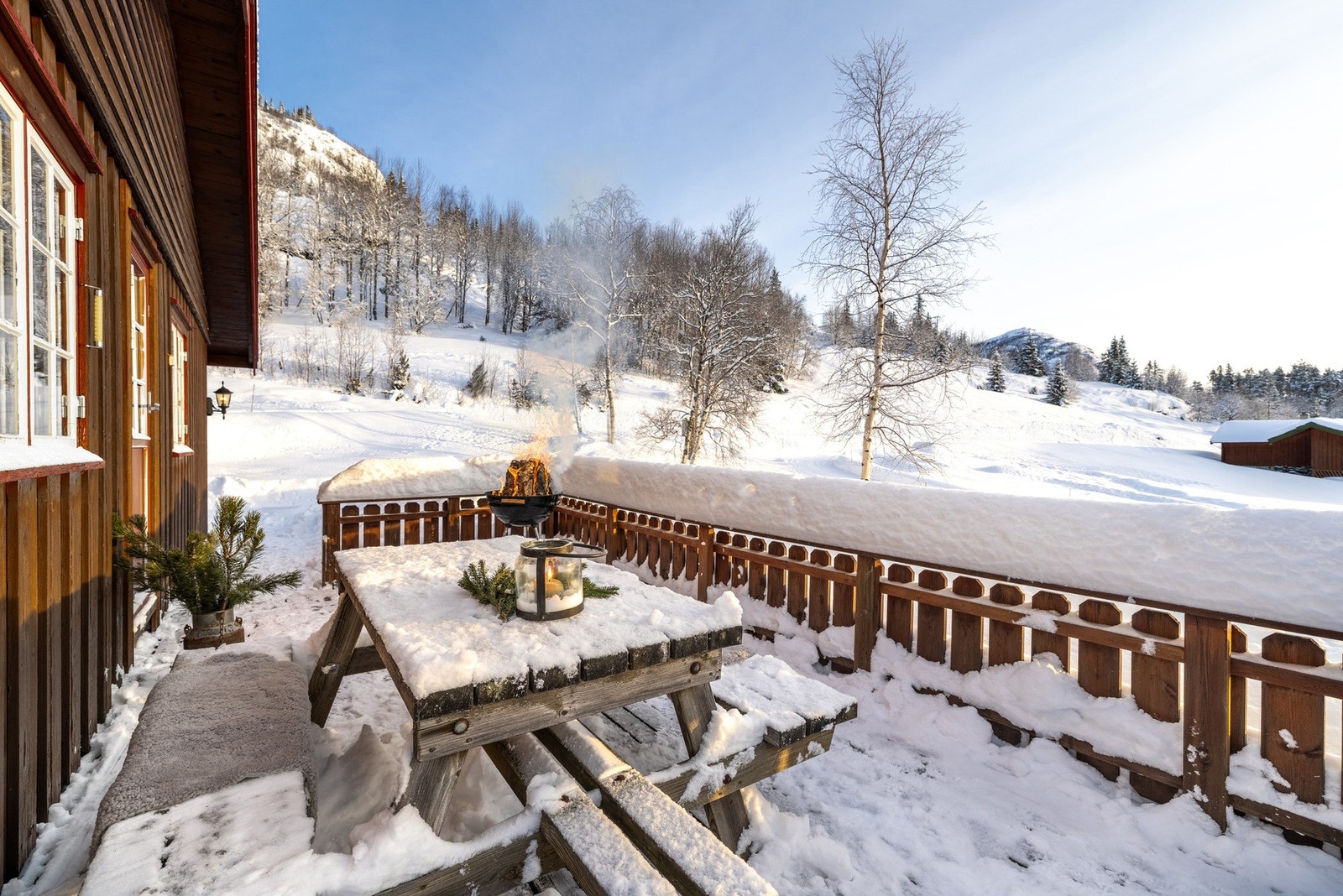 Fra oppholdsrommet er det utgang til solrik og lun terrasse. Her er det også adkomst fra eiendommens utearealer. Galleribilde