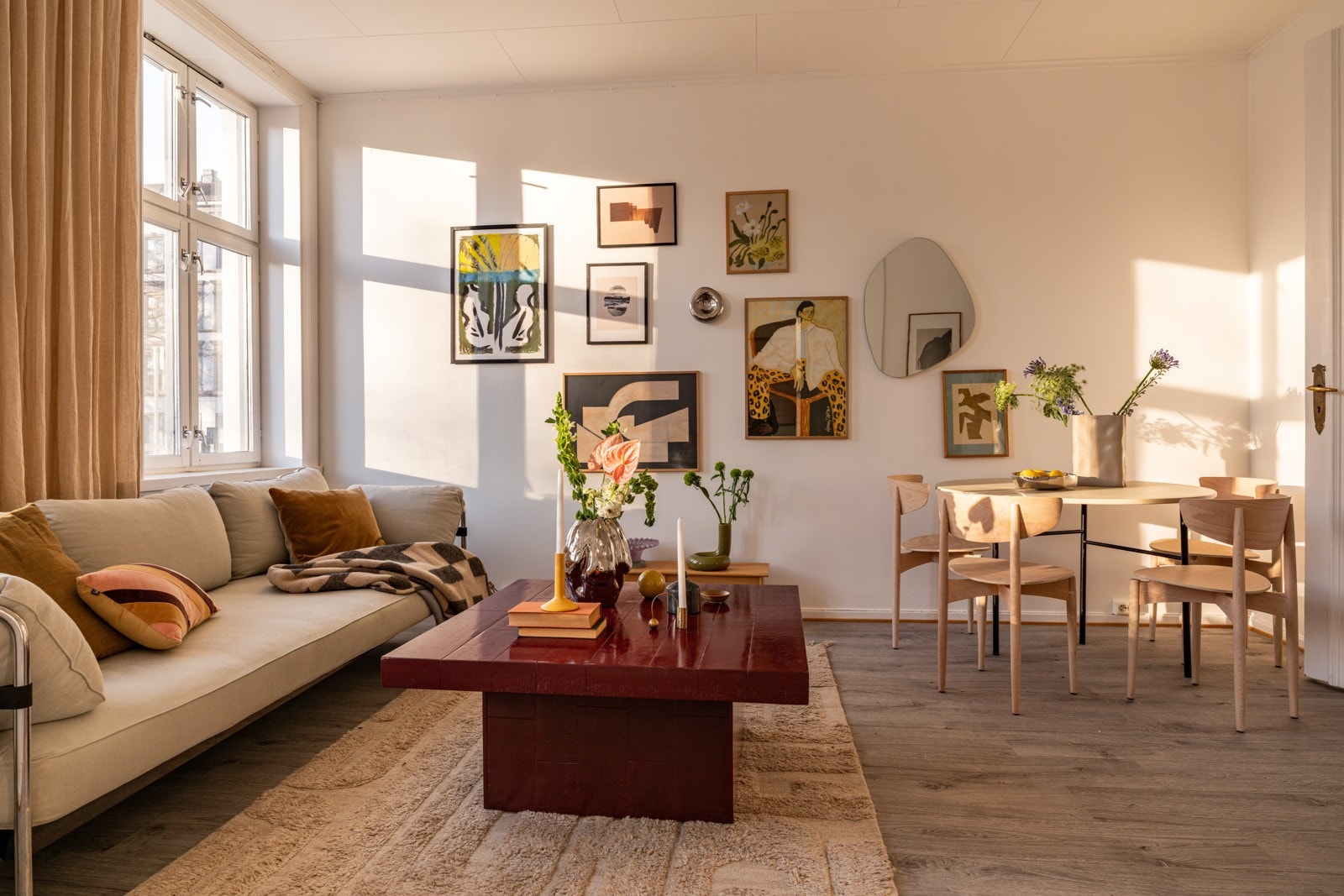 Leiligheten ligger i byggets 1. etasje, og har en gjennomgående planløsning med inngjerdet forhage mot gaten. Galleribilde