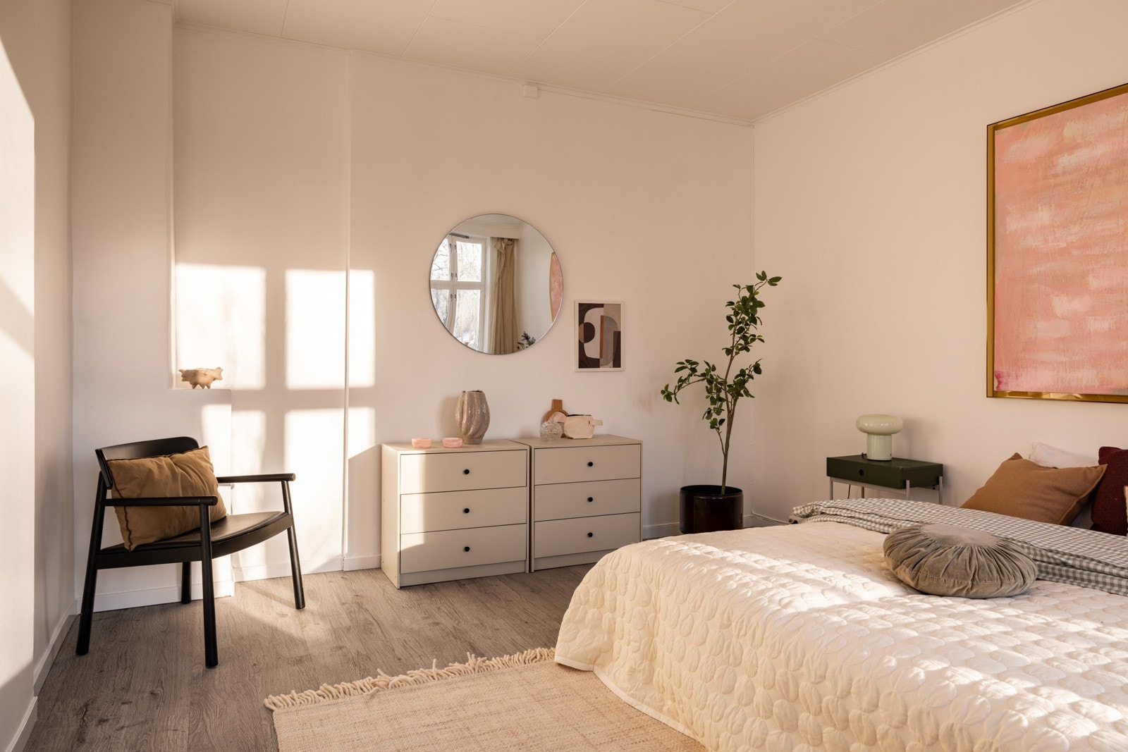 På soverommet er det god plass til dobbeltseng med tilhørende nattbord, kontorpult, kommoder eller andre garderobeløsninger. Galleribilde